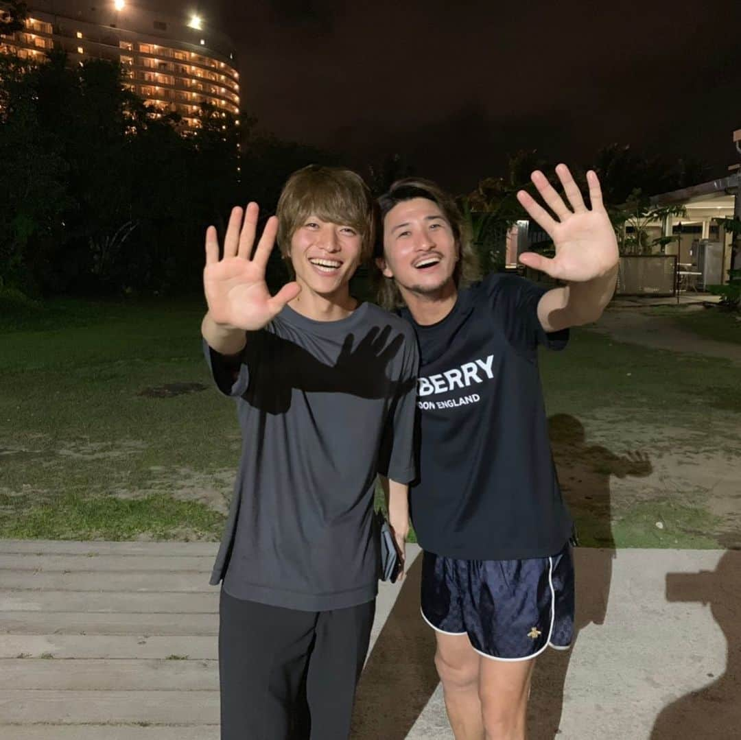 井上潮音のインスタグラム：「こんな時こそ皆さん笑顔で！ そんな投稿に相応しい写真  #カメラマン新井 #このポーズの真相は #なんでしょう」