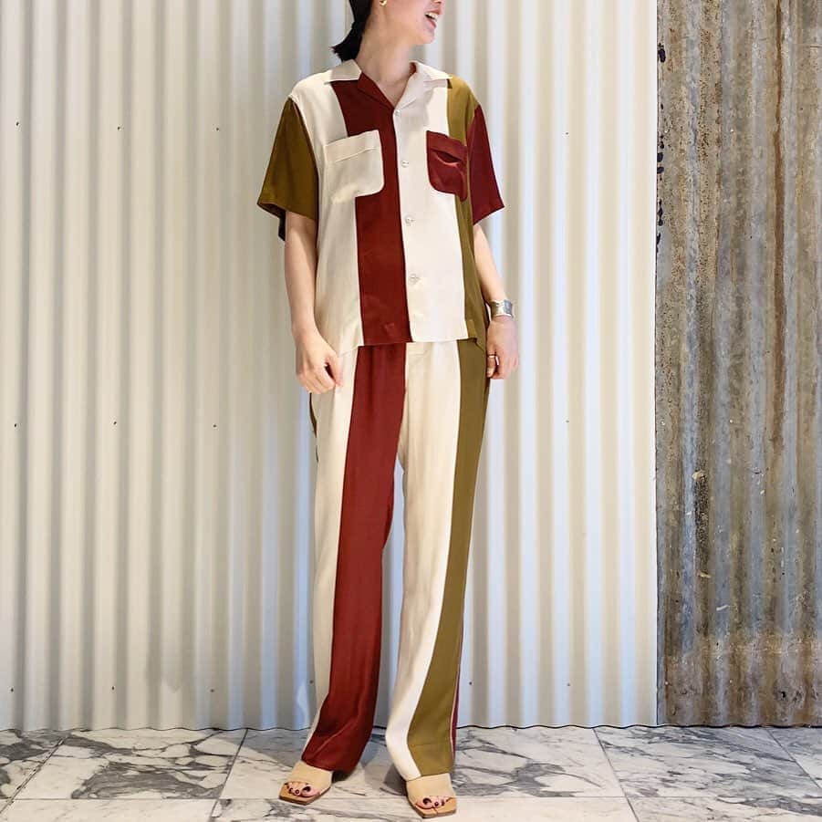 のインスタグラム：「【MAISON EUREKA / メゾンエウレカ】 中津ゆりかがデザインするドイツ・ベルリンのブランド。 MAISONはドイツ語で「家」、EUREKAは古代ギリシャ語で「ひらめき」を意味し、「デザイナーの家であり、アトリエである場所で、ひらめきによって生み出されるもの」がコンセプト。 アイテムにとらわれず、ひらめいたものを形にし展開しています。  50'S BOWLING SHIRT　No.20050410008810 ¥39,000+tax  PAJAMA TROUSER No.20030410012510 ¥39,000+tax  お問い合わせ先 JOURNAL STANDARD 表参道 LADIES TEL：03-6418-7958  現在、表参道店含め、休業している店舗がございます。 詳しくは公式サイトよりご確認下さい。  #journalstandard #js #omotesando #ladies #MAISONEUREKA #2020ss #fashion #tokyo @journalstandard.jp」