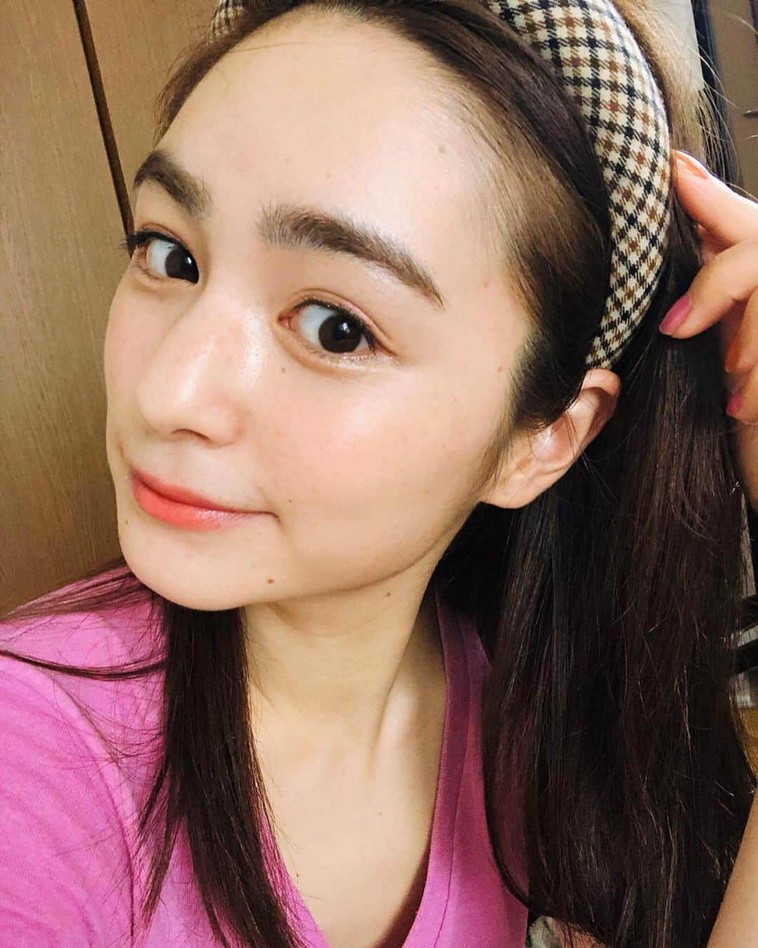 松原菜摘さんのインスタグラム写真 - (松原菜摘Instagram)「おうちでどんな感じで 過ごしてますかとよく聞かれるのですが 基本ヘアバンドつけてます🤣🤣 前髪でニキビとかできちゃわないよーに😫 #おうちじかん」4月21日 20時35分 - __hani__mn