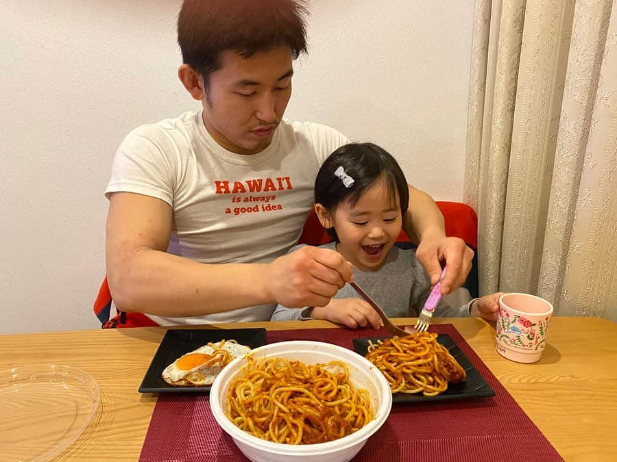 才賀紀左衛門さんのインスタグラム写真 - (才賀紀左衛門Instagram)「夜ご飯は娘にリクエストでパスタ🍝😂👌 娘が夢中で食べてるのが可愛すぎる😍💕💕 今日は家でトレーニングしてたら娘もマネして一緒にトレーニング🥰💕 良い一日でした😊 明日も楽しも❗️ #育児日記 #幸せな時間 #家族 #幸せ #子育てパパ #シンパパ #シンママ #子育てグラム #食育 #ダイエット #健康 #平凡 #散歩 #元気 #睡眠 #ハッピー #おうち時間 #子育て日記 #子育てパパ #子育てママ #子どものいる暮らし #子どものいる生活 #テイクアウト #子供との時間 #お菓子作り #食事 #大切 #大切な家族 #幸せをありがとう #育児あるある #子育て奮闘中」4月21日 20時27分 - kizaemon0213