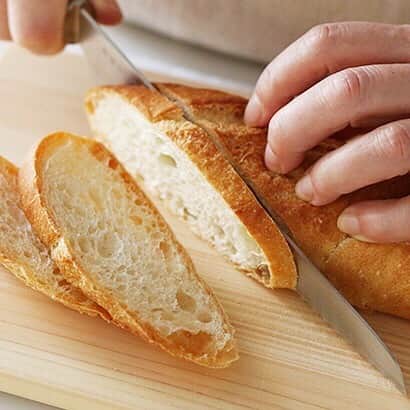 中川政七商店さんのインスタグラム写真 - (中川政七商店Instagram)「「パンの日に、お気に入りの包丁で。」﻿ ﻿ ※音をONにしてお楽しみください🥖﻿ ちょっと過ぎてしまいましたが、4月12日は“パンの日”でした。﻿ 日本人ではじめて本格的にパン製造を行った江川太郎左衛門が、1842年4月12日につくったのがきっかけだそうです。﻿ やはり、江戸時代にはおもしろきことがたくさん生まれていますね。﻿ ﻿ ということで、「最適包丁 パン切り」を使っておいしい昼食づくりを。﻿ 最適包丁は、“本当に使いやすい包丁ってなんだろう？”というところから生まれました。﻿ ﻿ 手の小さい女性でも持ったときにしっくりと手になじみ、取り回しやすく、ささっと洗ってしまえる小さなサイズ。﻿ 一般的なパン切りよりも約40㎜小さくて薄刃仕上げだから、持ったときの感覚が軽くてこまめな刃研ぎいらずなんです。﻿ ﻿ この大きさで、食パンもバゲットも十分だということを実感。﻿ そしてこの大きさだから、狭い台所や収納にもぴったりでした。﻿ ﻿ 刃物の街・岐阜県関でつくられた波刃が、バゲットの形も崩すことなく美味しく仕上げてくれました。﻿ このサイズ感がスタンダードになったらいいなぁ、なんて思いながら、おいしい昼食にありつけそうです。﻿ ﻿ ▶最適包丁 パン切り／￥13,200 ﻿ ▶︎食洗機で洗えるひのきのまな板／¥4,400﻿ （ECサイトに在庫ございますので @nakagawamasa7 プロフィールのURLまたは画像をタップでご覧ください)﻿ ﻿ ﻿ ★ECサイトでは、4/28まで、3000円以上お買い上げで送料無料キャンペーンや母の日早割特典などを行っています。詳しくはプロフィールのURLをご覧ください。﻿ ﻿ #中川政七商店 #暮らしの道具 #包丁 #包丁収納 #キッチン用品 #パンナイフ #パン切りナイフ #パン切り包丁 #今日のごはん #キッチン #キッチン雑貨 #暮らしを楽しむ#日々の暮らし #kitchen #kitchendesign #kitchenware #包丁研ぎ #パンの日 #パン作り #パンのある暮らし #パンの日々 #パンすきな人と繋がりたい #パン大好き」4月21日 20時29分 - nakagawamasa7