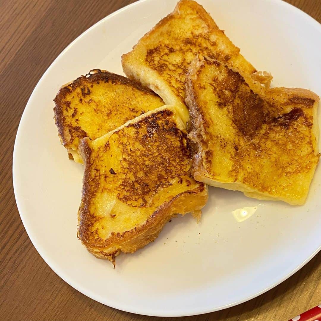 浅井七海さんのインスタグラム写真 - (浅井七海Instagram)「.﻿ まともに作れる料理は少ないのですが、﻿ フレンチトースト作りました🍞﻿ ﻿ 昨日フレンチ・キスさんの話してたら﻿ フレンチトースト食べたくなったのです😋(？)﻿ ﻿ I can't cooking, but I made French toast.🍞﻿ ・﻿ ・﻿ #フレンチトースト #フレンチトースト作り #料理 #おうち時間」4月21日 20時29分 - naamin48_
