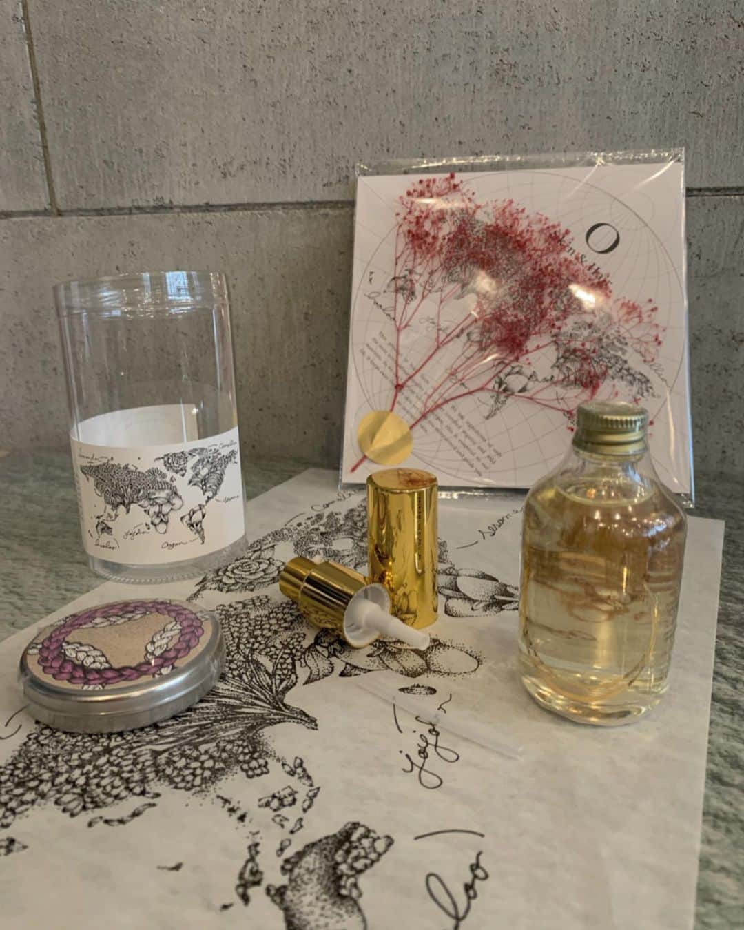 nanako itoのインスタグラム：「以前から気になっていた　@o_skin_hair のオイルとバームが今朝届きました。  大人から子供まで使える自然由来の香りに癒されます。 . 乾燥するお肌や唇、髪の毛にもうれしい保湿力。 "地球の生命の循環、人、植物...全てを繋ぐエネルギー" .  ブランドイメージとして大切にしているところもとても素敵です。  瓶に描かれているモチーフだったりも自然のもので全原材料の植物の絵もかわいい☺️ . 4/20〜4/30までMother's dayの限定プレゼントBOXの予約ができるみたいです☺️ . ✨ . ご予約は【o_skin_hair】のURLから飛んで【Gift for Mother's day】からご購入できるみたいです☺️ . 大切なご家族へも良いですね✨」
