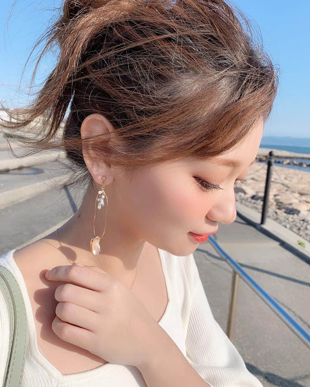 いっちゃん/嶋津 いつみのインスタグラム：「. . お気に入りのイヤリングが増えたから みんなに自慢するね🤓☝🏻💕w . . . . @marika1187  ちゃんがハンドメイドしてる @mari_ca27  のイヤリングを 大量GETしたの😂❤️ . . . . . 大ぶりなんやけど繊細なデザインが ツボでタイプ過ぎて お友達のブランドやから…ってわけじゃなく 本気でかわいいねん🤤💓 . . . . 他にも色々買ったから 着けたら順番に紹介していくな⭐️💨💨💨 . . . . . アクセサリーだけじゃなくて ほんまはお洋服もいっぱい着たいんやけどなぁ😱💦 . . . 外に出るのが出勤時と帰宅時 あとはむーたんの散歩ぐらいやから 毎日スウェットにパーカー、マスク、帽子 っていう田舎のドンキのヤンキースタイルやから おしゃれさのかけらもない😀👉🏻👈🏻ww . . . . . . #関西  #関西サロモ  #サロンモデル #サロモ #いっちゃん  #フリーモデル #関西モデル  #あざといっちゃん #かわいっちゃん #いっちゃんコーデ #ブライダルモデル #アレンジモデル #ヘアカラー  #ヘアアレンジ  #ロングヘア #スーパーロング」