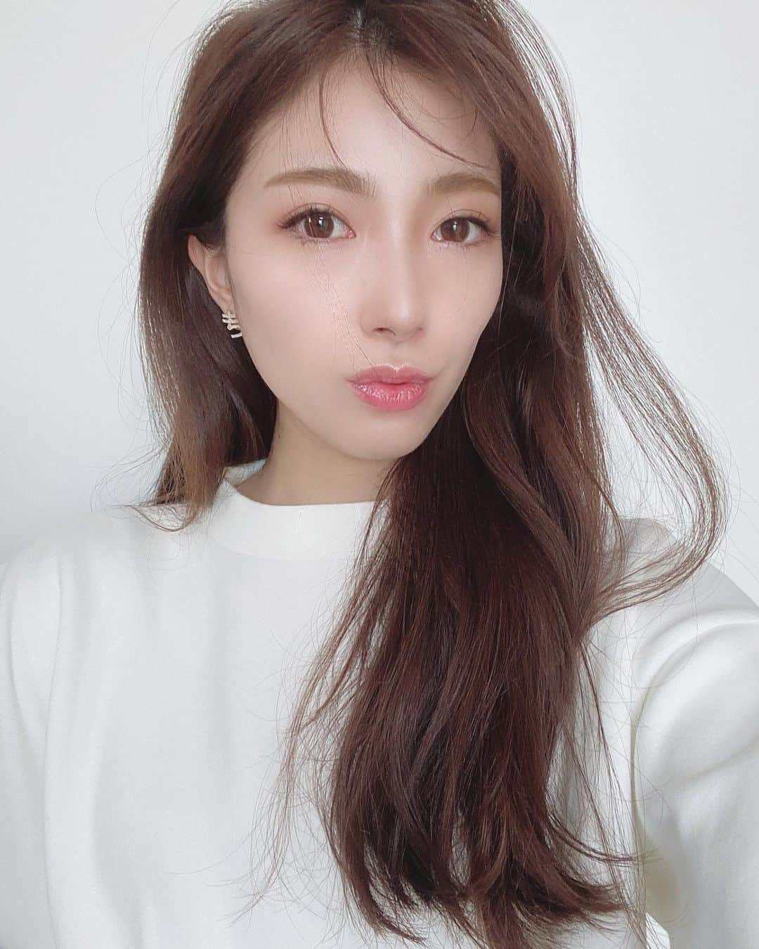 湯浅喬子のインスタグラム：「ひっさしぶりにお家でメイク💄 眉アートして本当に良かった！  お肌の調子がいいのは、 先月 @taro_biyou にて 顔脱毛・ピーリング・フォトフェイシャル・イオン導入しました❤️ 一気にしてくれるカスタマイズ治療なので月に一度でいいから助かる✨  それから @teenkarbel で まつエクリペア♡  わたしは下まつげにマスカラ塗るの 苦手なので上下つけてます🤍 マスカラ塗ったみたいなナチュラな 仕上がりにいつも大満足〜。 . #メンテナンス#美容#stayhome #beauty#teenkerbel#ティンカーベル」