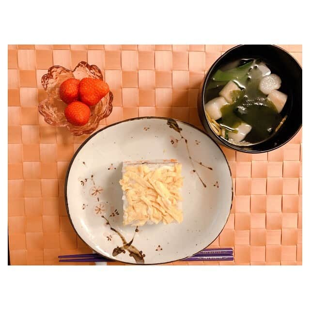 早乙女わかばさんのインスタグラム写真 - (早乙女わかばInstagram)「.﻿ 「わかば飯の記録」﻿ ﻿ 皆様の温かいコメントに舞い上がり💃﻿ 大喜びのわかばです（笑）﻿ 有難うございます😭﻿ ﻿ 引き続きお付き合い下さい🙇🏻‍♀️﻿ ﻿ 1️⃣ココナッツカレー🥥﻿ 2️⃣ガパオライス﻿ ↑こちら2品。私の得意料理に顔を出しはじめました（笑）まだ胸を張っては言えませんが🤭﻿ 3️⃣オムライス﻿ ↑夜の残りのシチューにたらこを出してたらこソースをかけて…「ドレスドオムライス👗」に挑戦したど、、難しい🙄﻿ たんぽぽオムライスも失敗したし。。﻿ オムライスが1番難しいかもしれない😅﻿ 4️⃣ミニ箱ちらし﻿ ↑雛祭りでもなんでもないけど🎎笑﻿ 5️⃣色々和食（笑）﻿ 6️⃣ジェノベーゼパスタ﻿ ﻿ 今週は王道のハンバーグを作ってみようと思います👩🏻‍🍳ハンバーグ得意料理って憧れます🤣﻿ ﻿ #わかば飯﻿ #料理初心者﻿ #わかばマークcooking﻿ #わかば飯の記録」4月21日 20時38分 - s_wakaba.94