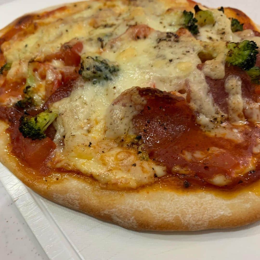 森岡良介のインスタグラム：「🍕🐀✨ #生地からやりました #ピザ #pizza #味 #よろしい」