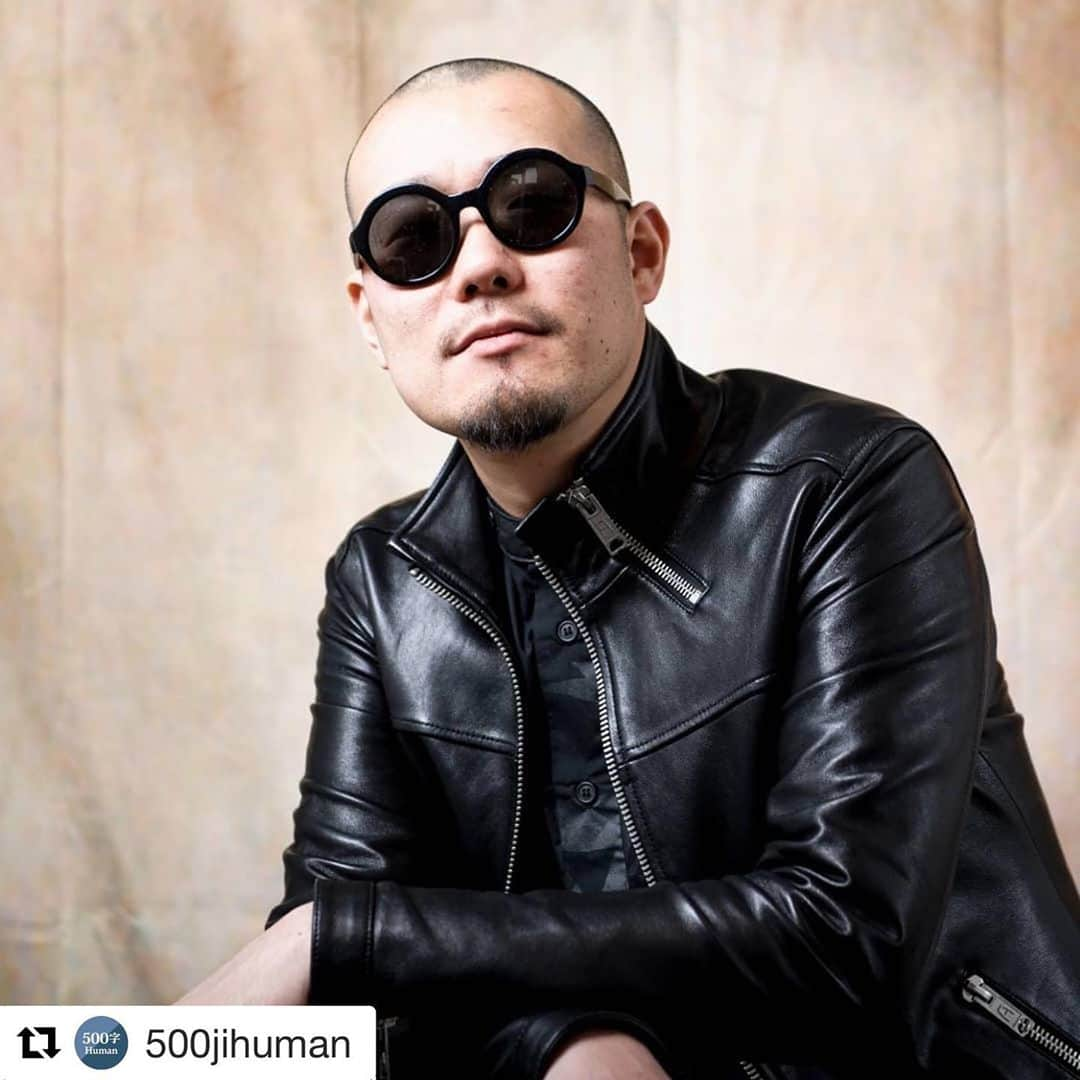 青木カズローさんのインスタグラム写真 - (青木カズローInstagram)「取材して頂きました。  #Repost @500jihuman with @get_repost ・・・ ＜ほとばしる熱量を写すライブカメラマン　青木カズローさん＞ . 一枚の写真から、会場の轟音や熱気までもが伝わる。独特の構図とコントラストで迫力あるライブの一瞬をとらえるのは、青木カズローさんだ。ONE OK ROCK、氣志團、東京スカパラダイスオーケストラ、SUPER BEAVERといった有名アーティストから、若いバンドマンまで絶大な信頼を得るライブカメラマンだ。 . 【自分で自分の人生を決める】 「見た人に『殺（や）られた！』と感じさせる、圧倒的な写真を」。背中に「写殺」とプリントされたＴシャツでカメラを構える。 . 力強い言葉とは裏腹に「根底にあるのは自信のなさ」と語る。幼い頃から家の仕事を継ぐよう言われ、決められた道を歩むだけと半ばあきらめていた。人生を変えたのは、高校卒業後から通い始めたライブハウスやクラブだった。 . 「そこで会う人たちは皆、誰に何を言われても自分で自分の人生を決めていた。それがカッコ良かった」。ステージのミュージシャンを眩しく感じると同時に、他人の決めたレールに乗っている自分に歯がゆさが募った。家業は順調だったが「表現したい」という欲求を抑えられず、26歳の時にカメラを手にした。 . いざ撮影を始めるも、自分が見た光景とは程遠い写真ばかり。最前列では飛び散る汗とともに、バンドの生き様まで感じられたのに。「リアルに伝えるためには、ライブを超える写真でなければ」そう気づいてから、撮った写真のデータを大胆にレタッチ（色や明るさの補正）し始めた。音や熱量、興奮や驚き。全身で感じたことを表現するために。 . 【自分らしい世界観を大切に】 「誰が見ても、この写真は青木カズローが撮ったと分かってもらえるような、自分らしい世界観を大切にしている」と語る。 . セオリー通りではなくとも、自分が信じたスタイルを確立して、新しい価値を堂々と提案していく。それは自身が心を揺さぶられたカルチャーから学んだことであり、多くの音楽ファンの共感を集める源にもなった。今ではInstagramのフォロワーは4万人を超える。 . 近年は後進の指導にも力を入れる。写真展やセミナーを主催し、「ライブカメラマン」という職業の存在感を高め、業界全体を盛り立てていくために。 . 「今後は各地のライブハウスのために、自分ができることをしていきたい。全国のライブハウスで写真展を開催してみるのもいいかもなぁと思っています」 . （石黒好美／フリー記者・社会福祉士　Yahoo！ニュース、東洋経済オンラインなどに執筆） .  #写殺 #ライブカメラマン #ライブ写真 #livephoto #livephotography #青木カズロー #読書好きな人と繋がりたい #読書好き #自己啓発本 #本好き #本好きな人と繋がりたい #読書 #読了 #読書記録 #読書ノート #読書日記 #読書部 #読書記録ノート #読書垢 #読書メモ #読書倶楽部 #読書録 #読書時間 #読書感想 #読書ログ #読書習慣 #読書感想文 #読書タイム #500字Human」4月21日 20時41分 - cazrowaoki