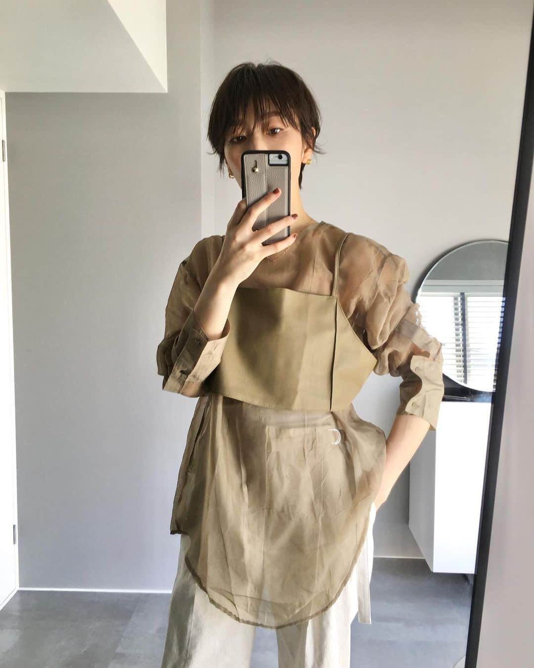 金子麻貴さんのインスタグラム写真 - (金子麻貴Instagram)「シアー素材のブラウスは今年1番好きなアイテム。 カーキでちょっとカジュアル感もあってエコレザーのショートキャミがセットなのも可愛い！  レイヤードブラウスは @roseleap__official  パンツは去年のスタニングのものでリネン混のワイドシルエットを合わせてゆるっとだけど足元はブラックでしめて😌  #fashion#stunninglure#fabiorusconi#シアーブラウス#ファッション#ショートヘア#サスティナブル#トレンド#プチプラコーデ#ママコーデ#ロゼリープ#ROSÉLEAP」4月21日 20時51分 - mtmmaki