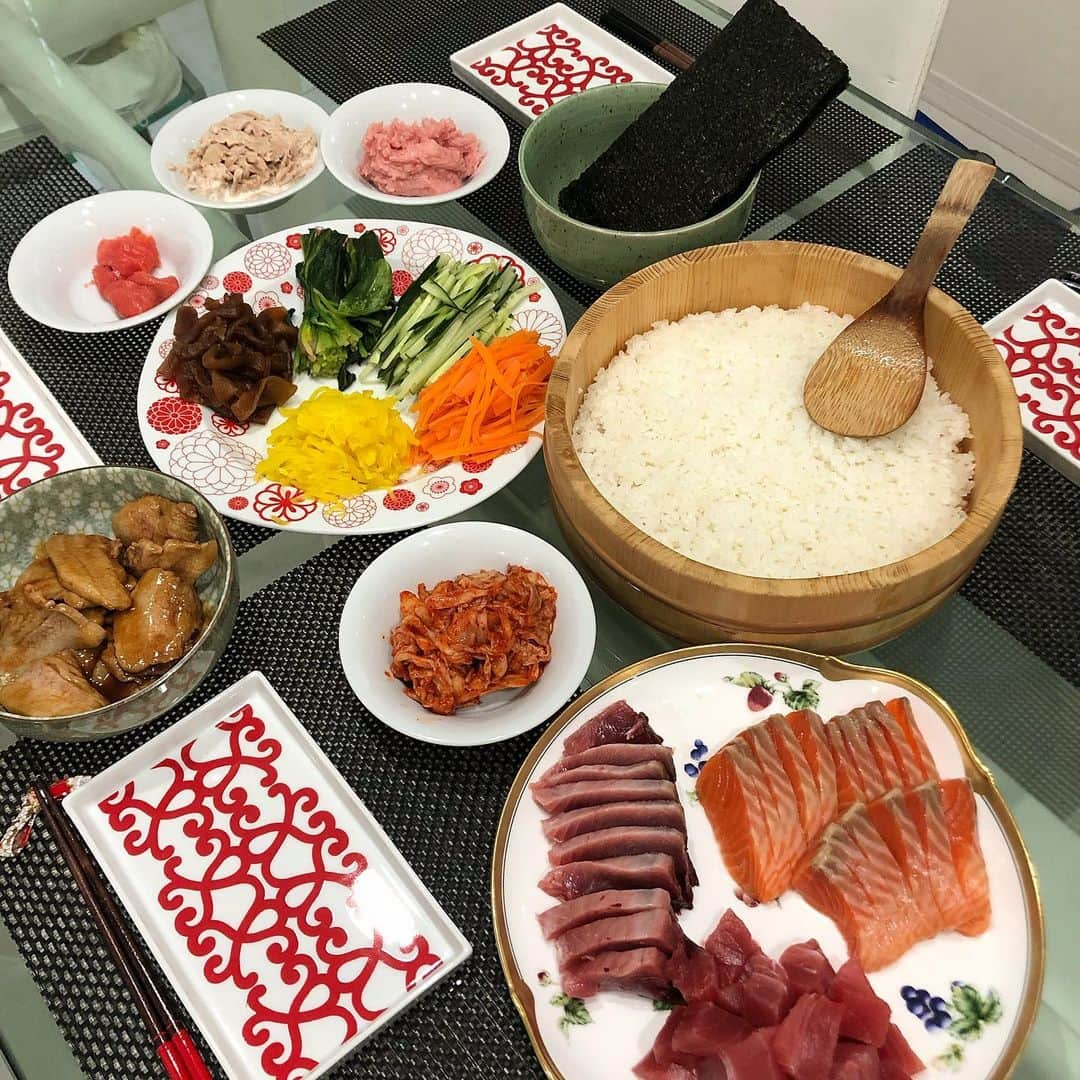 麻美さんのインスタグラム写真 - (麻美Instagram)「娘が大好きな手巻き寿司🍣 ． ついつい食べすぎるやつ🤣🤣🤣💦 ． 外出出来ない娘達の為に 毎晩🍽夕飯に力を入れてるのはパパ💪👨 ． ３匹の子豚🐖🐖🐖に なりそうな毎日💦 ． #飯テロ#手巻き寿司 #すし#デブ活 #いくらでも食べれる  #stayhome  #stayathome  #dinner」4月21日 20時52分 - mami0s