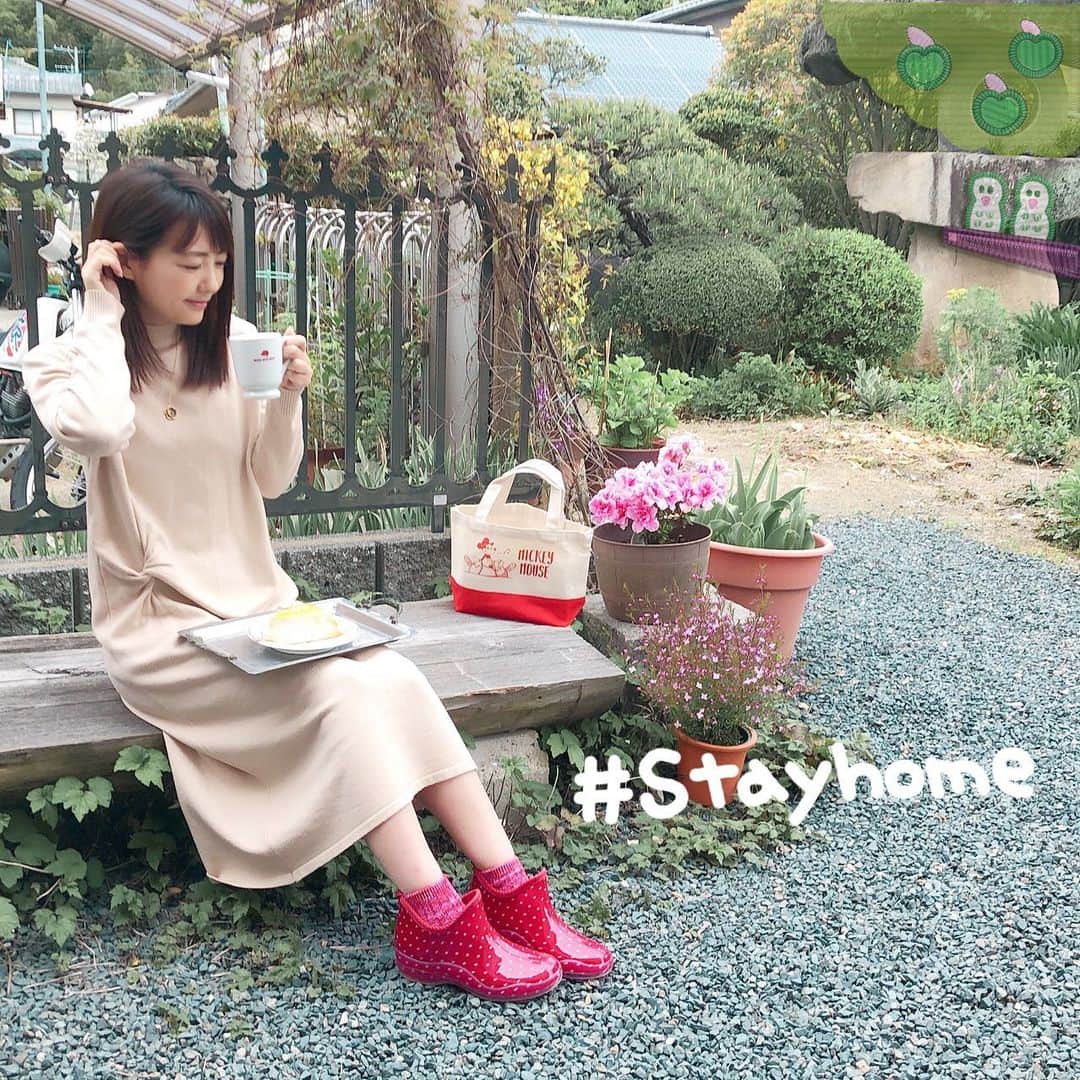 うえむらちかのインスタグラム：「おうちの庭で #teatime﻿ ﻿ 丸太のベンチはお父さんが作ってくれたの🌿﻿ 天気の良い日は﻿ お庭でゆっくりするのもいいね☀️﻿ ﻿ ﻿ 👗#stayhome #coordinate﻿ ﻿ #dress ☞ @mews_official_jp ﻿ #ガーデニングシューズ ☞ @itogofuku  #bag ☞ @baseball_girl_89 ﻿ 顔汗対策ケア ☞ @salafeplus_official ﻿ ﻿ #おうち時間 #おうちじかん﻿ #インスタ野球女子 #プロ野球﻿ #ミッキー #ミッキーマウス #ディズニー #ディズニーグッズ #diseey #mickeymouse﻿ #サラフェプラス #サラフェ #salafeplus #顔汗対策 #スキンケアできる制汗剤 #日本初の汗ケア専門ブランドSALAFE #コーディネート」