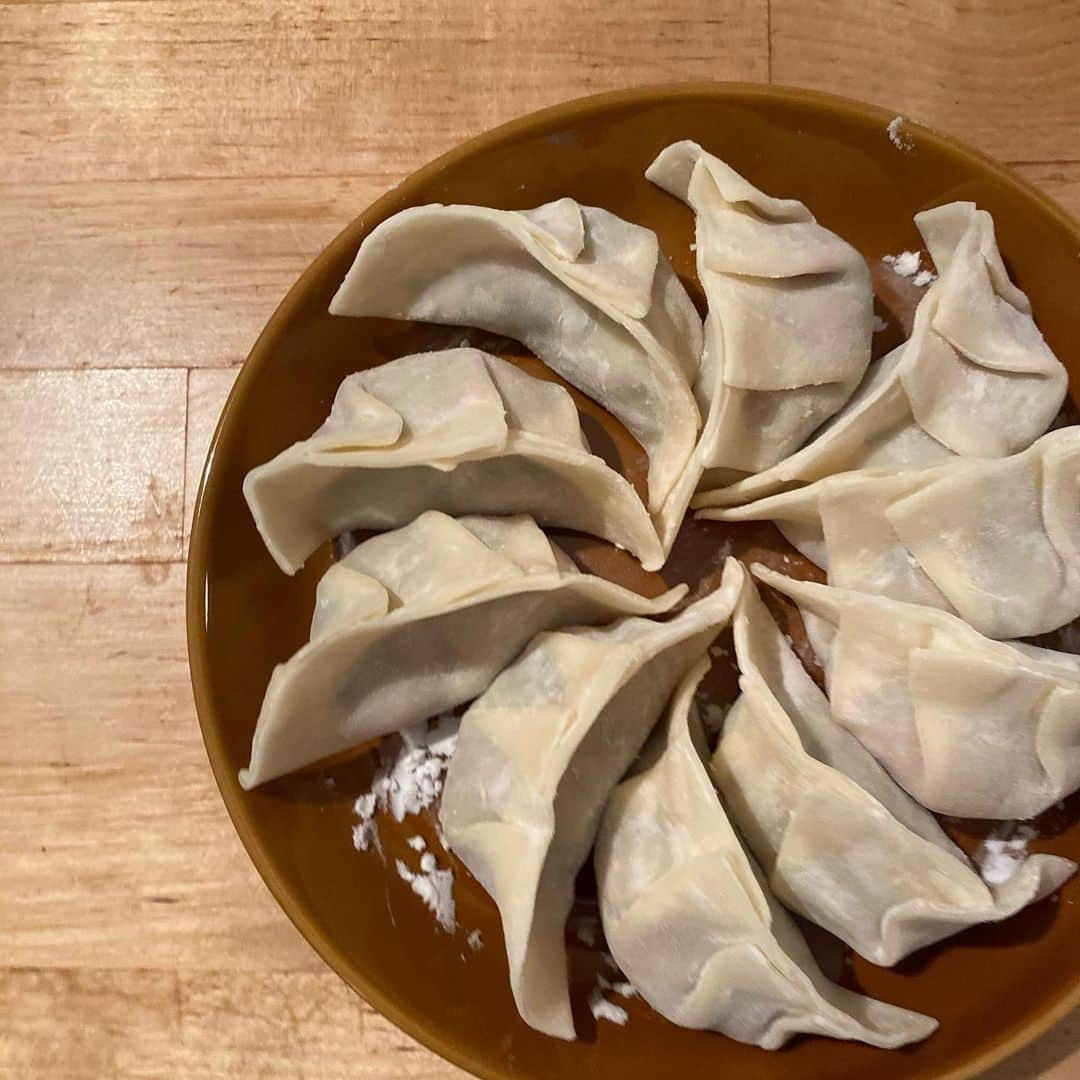 マル子のインスタグラム：「あっそうだ！冷凍の餃子の皮使わないと！ と思い立ってものすごく久しぶりに餃子を仕込んだ🥟  #邦栄堂製麺 の餃子の皮 #葉物は茹でキャベツ派 #焼きは少し甘かった」