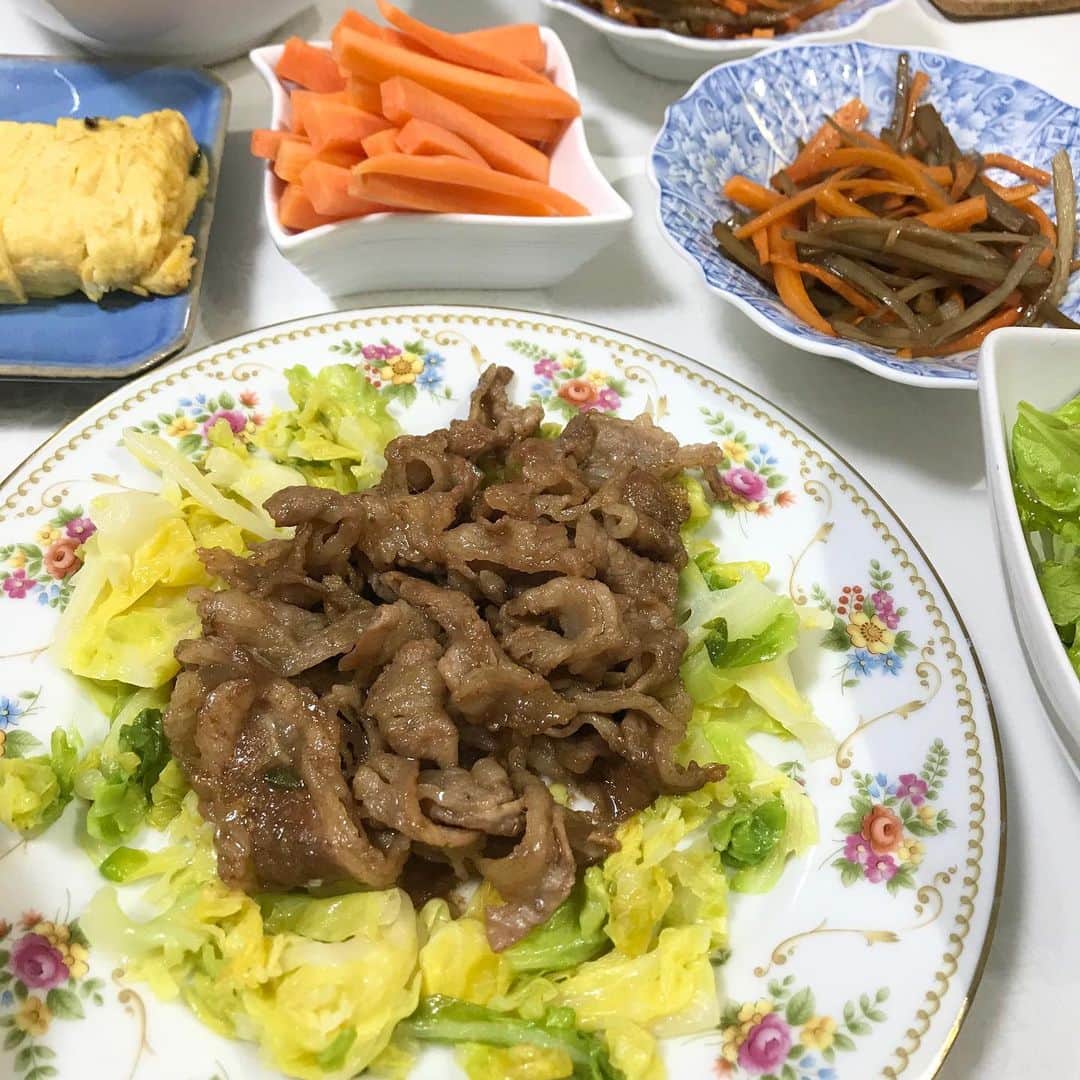野口綾子さんのインスタグラム写真 - (野口綾子Instagram)「#超簡単レシピ ・キャベツと牛肉を炒める ・焼肉のたれをかける ・fried cabbage and beef ・Japanese BBQ sauce on it みんなやってるだろうし、簡単すぎてインスタに載せる程でもないのですが😂  超簡単でメインになるので、ご飯作るの面倒くさい時に焼き肉のタレ炒めで楽しいます😙  #easycooking #簡単レシピ #ごはん #おうち時間 #stayhome」4月21日 20時51分 - ayako__n