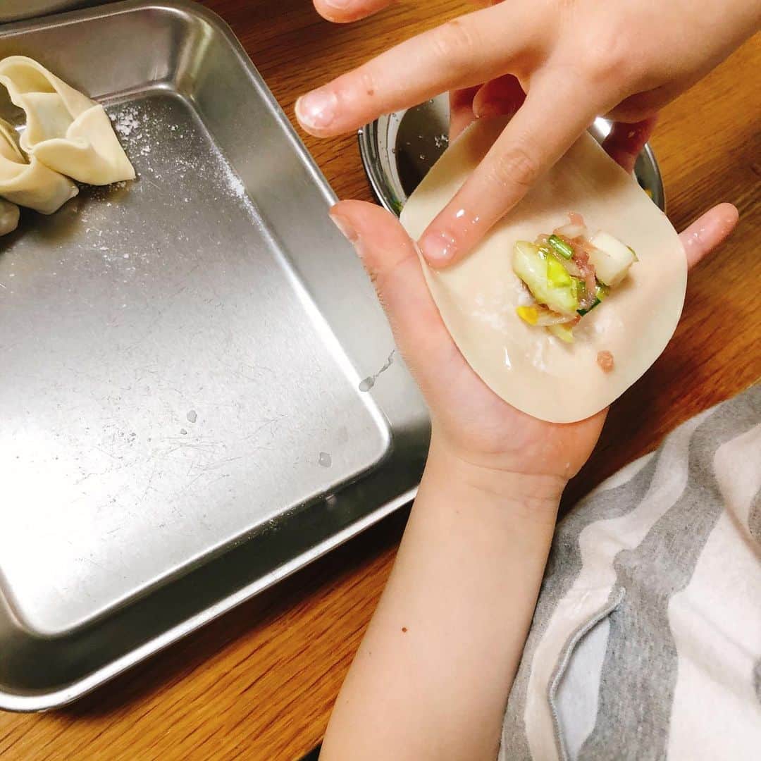 中屋敷法仁のインスタグラム：「【#餃子】長男（小2）にインタビュー。 Ｑ「餃子作りのコツは？」 Ａ「水を塗り過ぎないこと。具を真ん中に寄せること。そして餃子の耳をぴったりくっつけること」  プロフェッショナルとは常に、基本に忠実なのだ。  #次男は食べる専門」