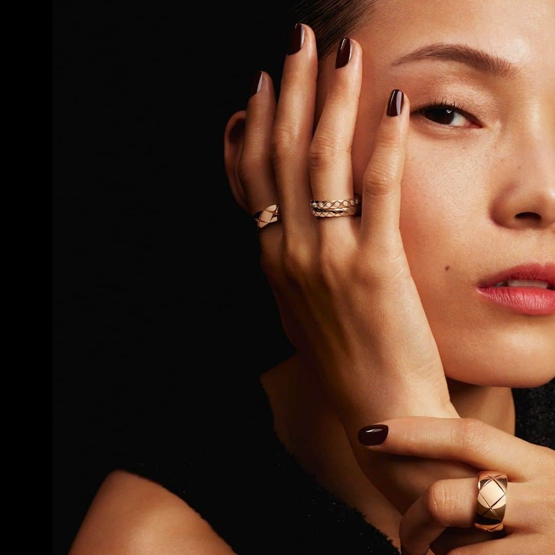 シャネルさんのインスタグラム写真 - (シャネルInstagram)「COCO CRUSH MINI. Even slimmer, the mini versions of the COCO CRUSH collection rings can be worn stacked — or separately on every finger. #COCOCRUSH #CHANELFineJewelry Discover the COCO CRUSH Fine Jewelry Collection Link in bio」4月21日 21時01分 - chanelofficial