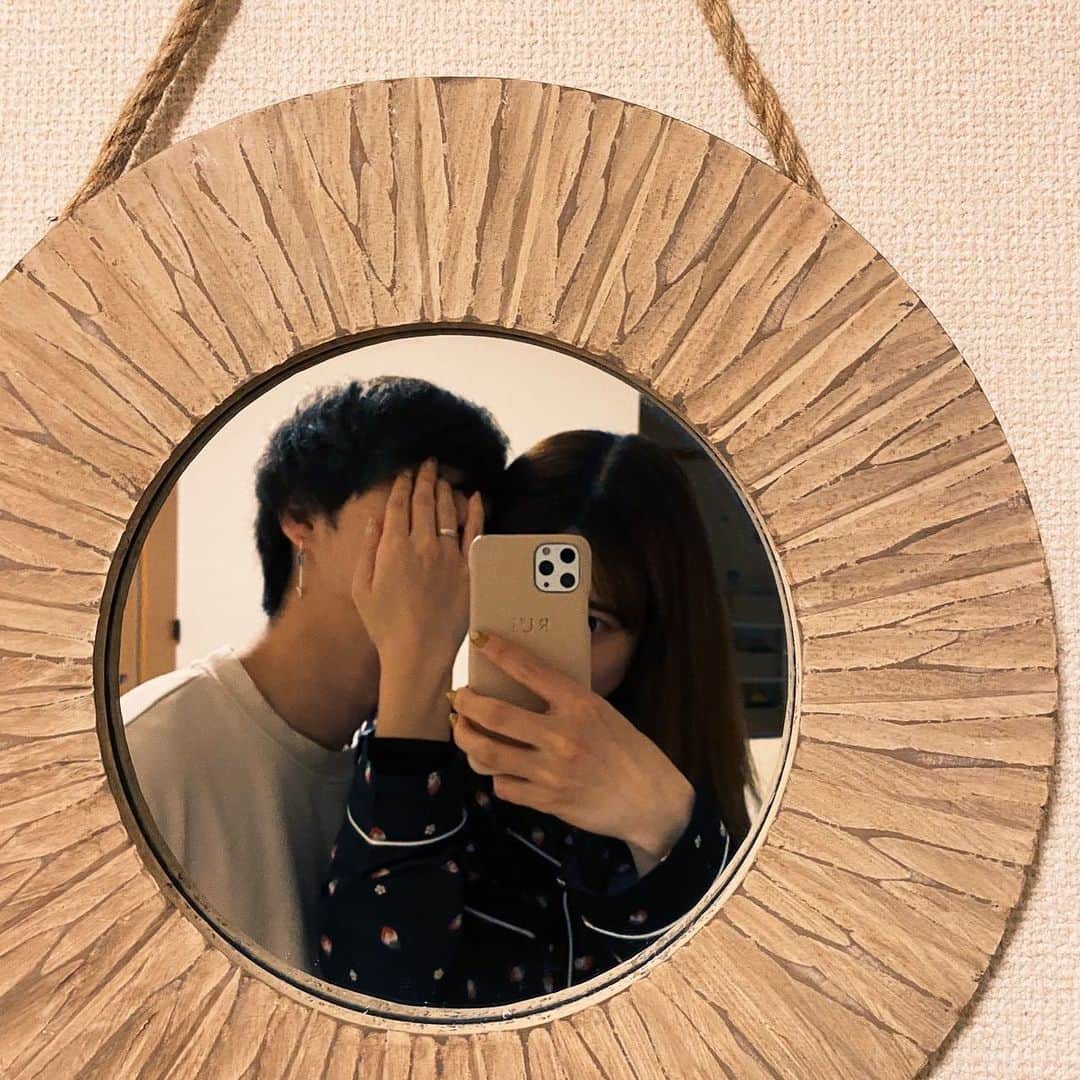 田南輝一のインスタグラム：「. . 髭を剃りました。 . この自粛の中でもイメチェンや気分転換をしてリフレッシュしてみてください。 . . 剃ったのに披露させない独占欲奥さんはまた今日も1日頑張ってくれてました。 . 一緒に頑張ろう . #おうち時間  #鏡越し #ママ #パパ」