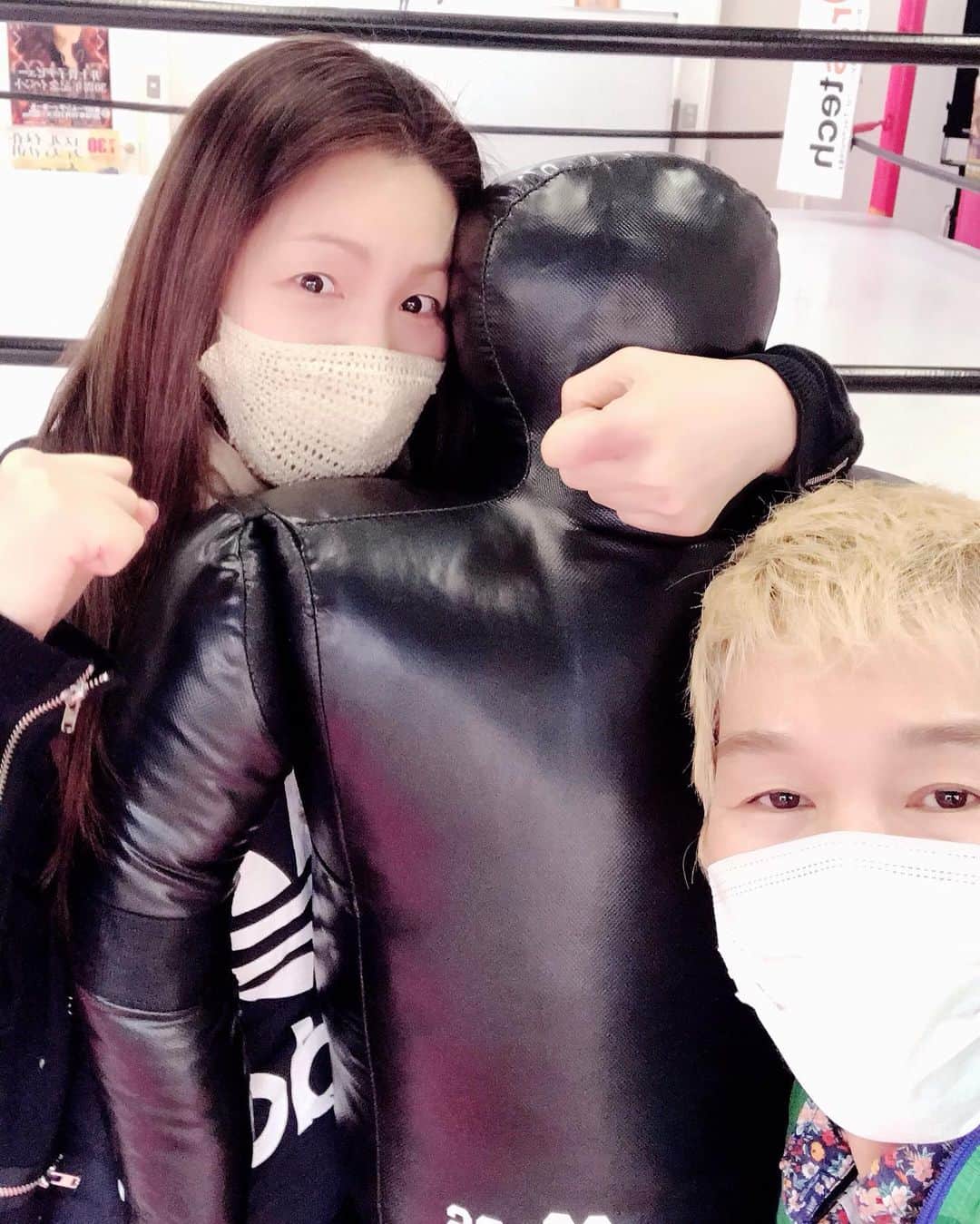 井上貴子のインスタグラム：「きのう 田口氏のお店に お弁当をもらいに行ってきた^ ^  美味しすぎて涙がちょちょぎれた。  この神取さんがてなづけている ダミー人形は… お世話になってる社長さまから 身体がなまるでしょ？って 頂いたのだけど…  結局のところ重すぎて 扱えるのは神取さんだけ（笑）  ちなみに神取さんのイチナナ配信で 「たえーる」という名前に決まった様子…（笑）  17（イチナナ）というアプリで 動画配信してるので ぜひ！17（イチナナ）をダウンロードして遊びにきてね。  https://17media.jp  とはいえ 初心者なので みんなからの質問や メッセージ読んでて いつもあっという間に 時間過ぎるんだけど… しばらく慣れるまでは ダラダラとやっとりまーす^ ^  明日22日18時！  おたのしみに！  Happyで^ ^  #井上貴子  #LLPWX #女子プロレス #紅緒と柊音 #トイプードル部 #たえーるくん #17ライブ配信 #イチナナ #おうちですごそう #STOPCOVID19 #stayhome」