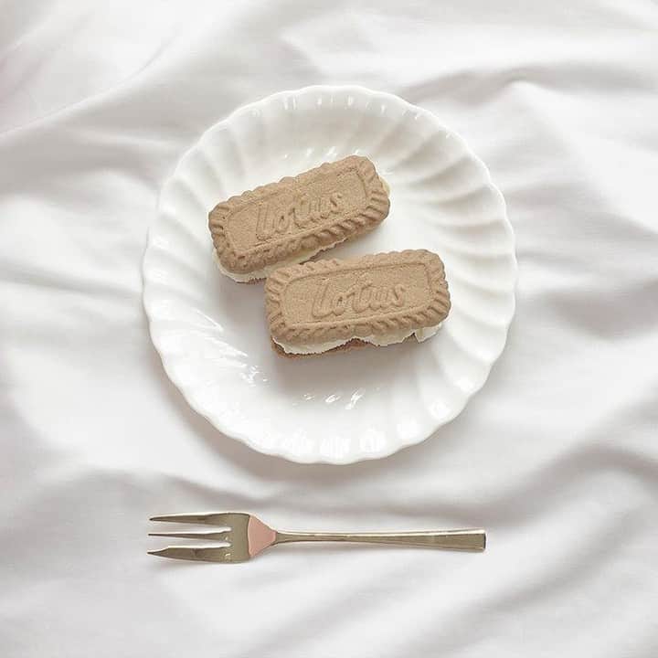 R i R y (リリー)さんのインスタグラム写真 - (R i R y (リリー)Instagram)「『 超簡単!! ロータスクッキーサンド』 . ロータスクッキー、おうちにありませんか？？ そんなときは、いろんなものを挟んで、クッキーサンドにしちゃおう😆✨ . 【作り方】ロータスクッキーに、お好みで、 . ・マシュマロ、チョコ、いちご ・バニラアイス ・チーズケーキ . を挟むだけ！！ . ★マシュマロ・チョコ・いちごver. は、マシュマロとチョコを挟んで焼いて、最後にいちごを挟むと美味しいみたい！！ . 他にもアレンジたくさんできそうだよね🤔💭 みんなもやってみてね〜💛 . Photo by﻿ @xxayapink @__this.is.yukiko__ @mikuuu_55 @say_a555 @meimai17 . ✴︎---------------✴︎---------------✴︎﻿ . ▶▶Instagram・Twitter・TikTokで掲載する写真を募集中📸﻿ カワイイ写真が撮れたら、@velle.jp をタグ付けするか、ハッシュタグ #velle_jp をつけて投稿してみてね♪﻿ ﻿. velle編集部と一緒にカワイイで溢れるvelleを創っていこう😚」4月21日 21時00分 - velle.jp