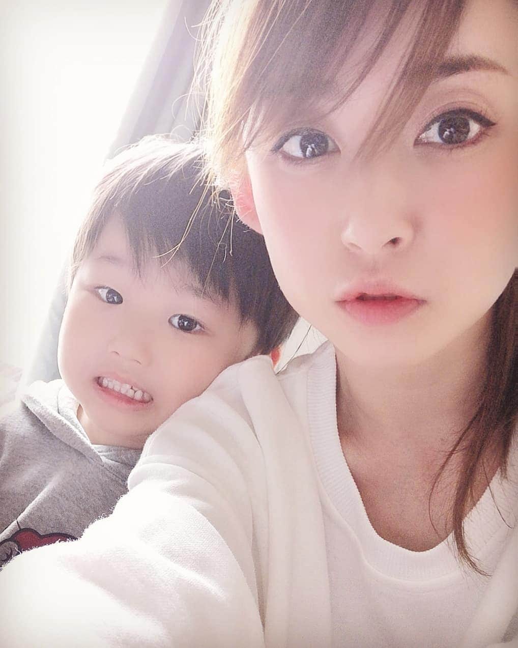 山上紗和 のインスタグラム：「#おうち時間 長すぎて親子の自撮り👩‍👦 #この先  #どうやって生きていこう  #切実」