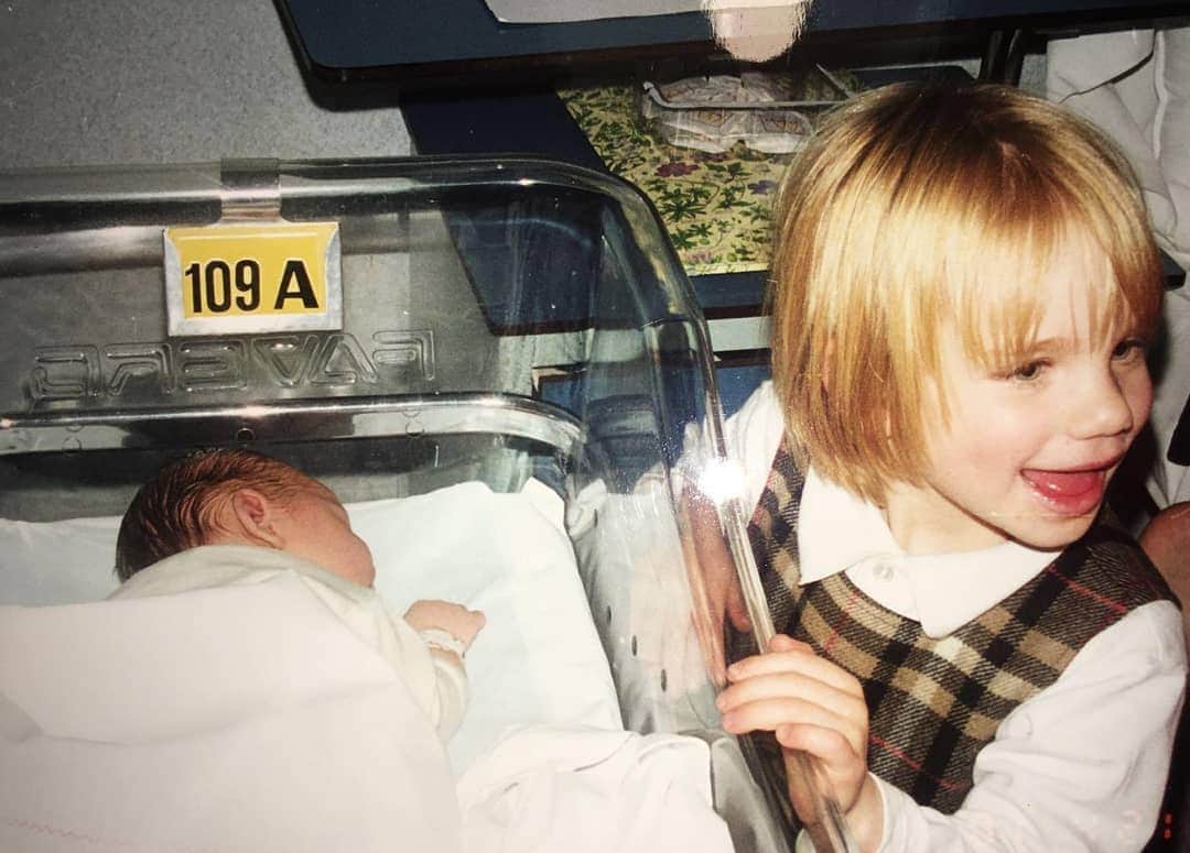 ベアトリーチェ・ヴィオのインスタグラム：「Da quella culla 109 ad oggi sono passati 19 anni...la mia Solicina splendente ☀️ con la quale sto avendo la fortuna di condividere tantissime grandi avventure 😍 ... e qualche disavventura! 😨 Però sempre alla ricerca di grandi feste 🎉 🍾 e spettacolari tramonti 🌅. Ti voglio bene sorella 💕🙌🏼 @sole.vio」