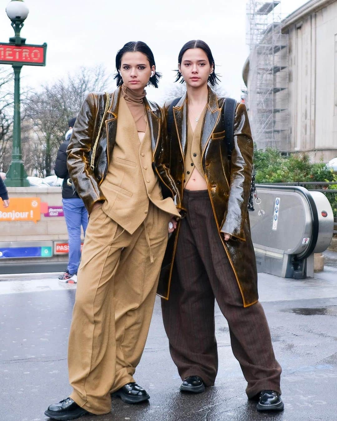 シトウレイさんのインスタグラム写真 - (シトウレイInstagram)「Cool twins at  @anndemeulemeester_official.﻿ ﻿ アップカミングな双子の二人なんですが、﻿ 何より右の子のバランス感！﻿ 太めのパンツとカーディガンの着こなしなんですが、この全体のシルエットのバランスが秀逸。﻿ で、下のボタンを２，３こチョイチョイ開けてお腹をチョロ見せしているんですが﻿ これが抜け感と、ほんのりとしたセクシーを生み出してる。﻿ ﻿ 目が向いてしまう人ってやっぱり私の場合は「何を着るか、ではなくどう着るか」に長けた人。﻿ ﻿  #parisfashionweek #fashion #20aw #twins #双子カワイイ  #anndemeulemeester﻿ #何を着るかではなくどう着るか」4月21日 21時07分 - reishito