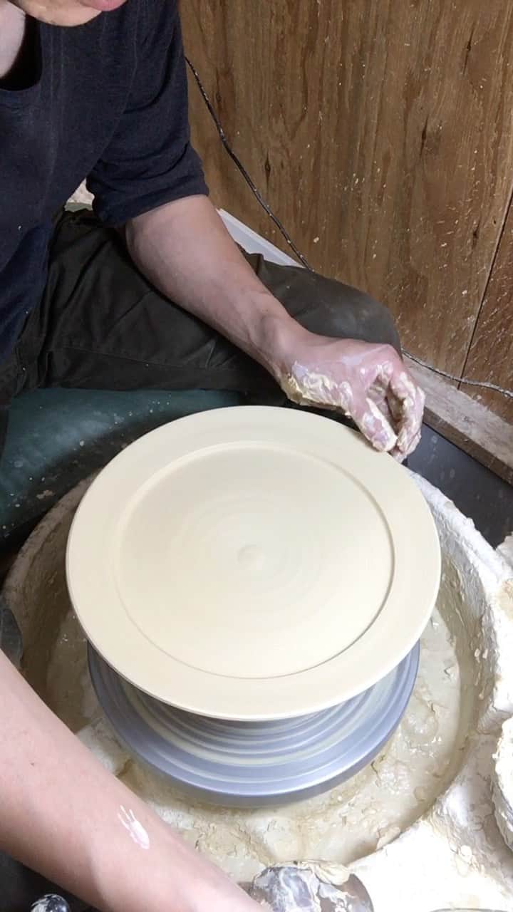 阿部春弥のインスタグラム：「I'm making a 24 cm dish. ・ 焼き上がりで24cmになる皿です。 ・ #pottery#porcelain#ceramics#handcrafted  #おうち時間 #なんでも動画シリーズ #きまぐれ動画」