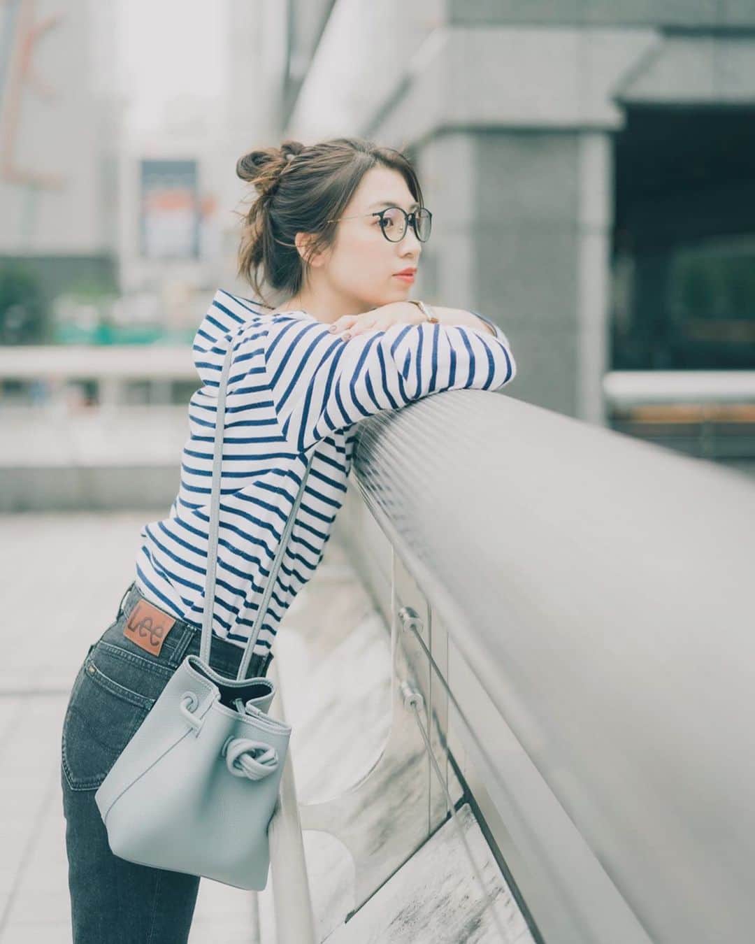 mikicoco00のインスタグラム：「* * ボーダー×デニム👖💙 * 形が可愛いデニム🙊♡(2枚目) * * いつかの動画〜🐶🌼 毎日思うけど、動物の癒し効果はすごいな🥺 * * * * * #過去pic #ボーダー#ボーダーコーデ  #デニム#デニム好き #カジュアル #お家時間#楽しもう#眼鏡女子#fashion」