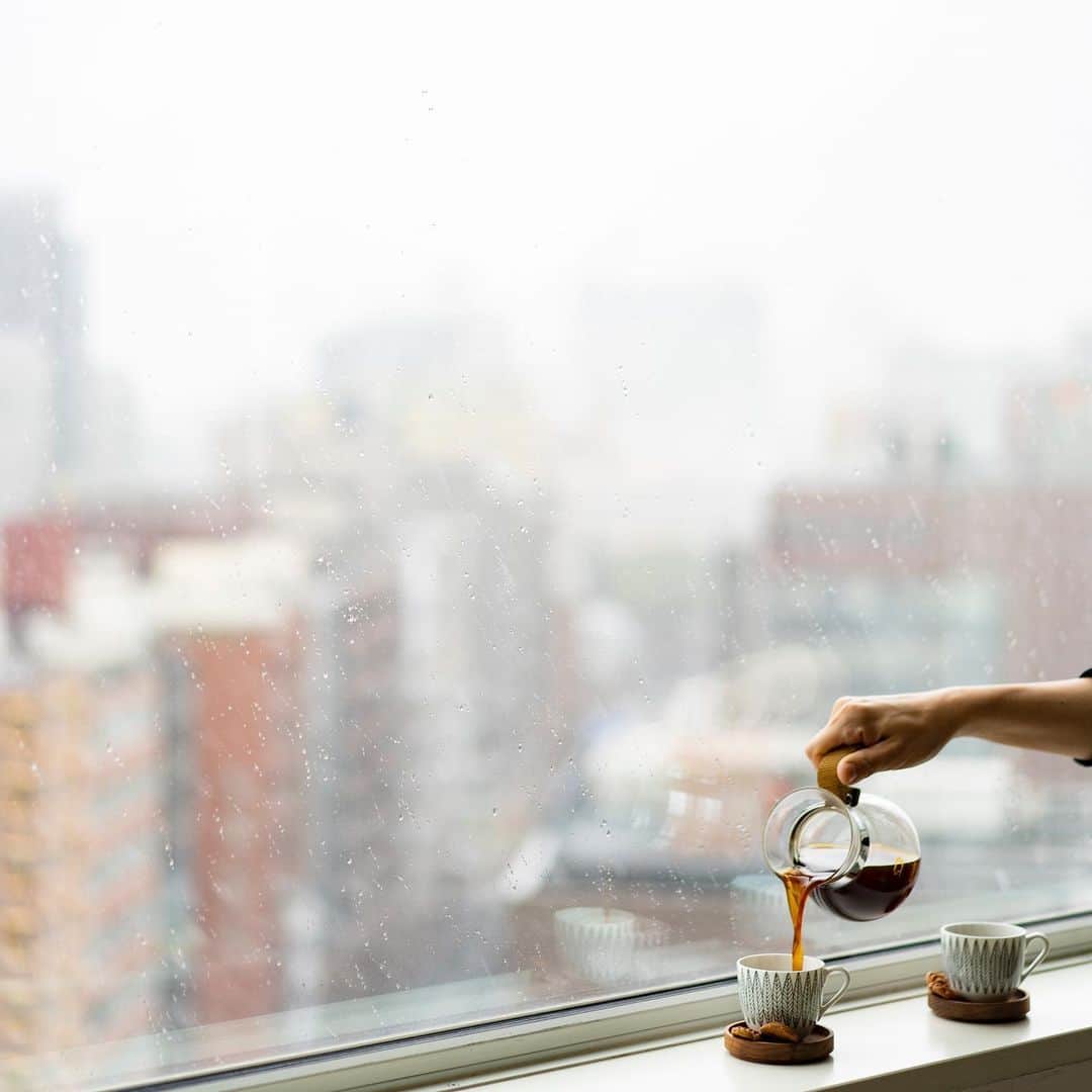 cafe_no_maのインスタグラム：「Coffee in the spring rain . 昨日の雨。 毎日めまぐるしくお天気が変わる今日この頃。」