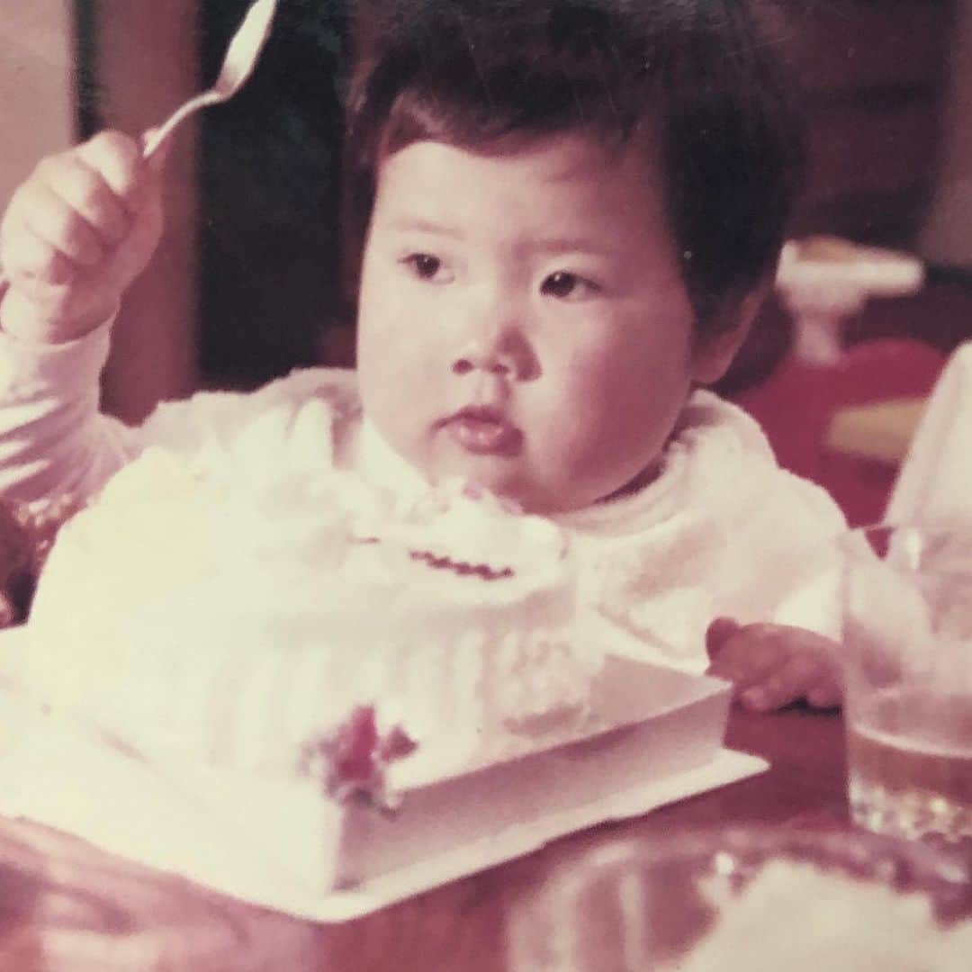 ERIのインスタグラム：「The 昭和。2歳の誕生日かな……この頃からすごい食欲でホールのケーキをひとりでいってます。あ、特に誕生日ではないです。ハッシュタグ参照。」