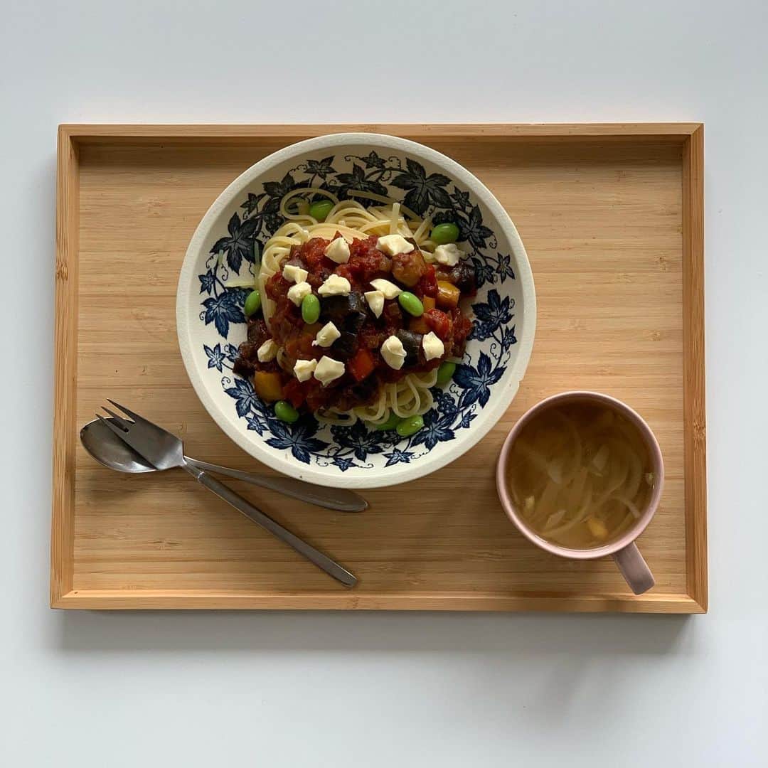 斎藤なりのインスタグラム：「本場イタリアのトマトソースレシピ🇮🇹🥬 . 今日ストーリーでもあげたこのソース 簡単シンプルな激ウマでした (追いソースがとまりません) . 「レシピ知りたい」と沢山のリクエスト 頂きましたので載せておきますね🥬 ---------------------------------------- 【材料】(分量は作りやすい量で) ☑︎トマトホール缶…1缶 ☑︎パプリカ黄色・赤…各1こ ☑︎ナス…1本 ☑︎タマネギ…1玉 ☑︎水…1L ☑︎塩・胡椒…適量 ☑︎ガーリック…あっても無くてもお好み . 【作り方】(常に中火) ①オリーブオイル引いたフライパンに  切った玉ねぎ・ガーリックを炒める。 ②玉ねぎが飴色になったら水200cc入れ炒める ③水分が飛んだら、水200cc足して  切ったパプリカ赤黄を入れ炒める ④水分が飛んだら、また水200cc追加し  切ったナスを入れて炒める ⑤水分が飛び全体がくたくたな状態になったら  更に水200cc追加し煮込む。 ⑥最後また水分が飛んだら水200cc追加し  トマト缶を入れて煮込む。 ⑦ヘラで切れるぐらいの水気になったら  塩・胡椒でお好みに味付けして完成！ ------------------------------- めちゃくちゃシンプルだけど 地味に時間と手間がかかるやつ！ でも手間暇は、かけたらかけた分だけ ちゃんと味になって返ってくる🌷 砂糖一切入ってないのに 野菜本来のとろとろな甘味たまりません 是非作ってみてね💮 #となりの食卓  #料理好きな人と繋がりたい #料理友達募集中　#朝ごはん #朝ごはんの記録 #おうちあさごはん #おうちごはん #あさごはん #いえごはん #家ごはん #朝食 #iegohanphoto #フーディーテーブル #和食 #和食朝ごはん #和食ごはん #豊かな食卓 #朝時間 #私のおいしい写真 #丁寧な暮らし #私のおいしい写真 #iPhone写真 #料理 #料理写真 #wp_deli_japan #mycook365 #てづくりごはん365 #キッチングラム #おうちごはんlover #タベリー」