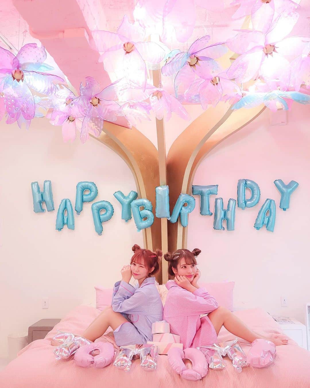 のインスタグラム：「. . 本日4月21日で誕生日を迎えましたーーー🥺💗 . みんな沢山のDM全部ありがとう🦋 後で1つ1つお返事返します🙏🏻💕 . こんな私だけど これからもよろしくお願いします💫 フォローしてくれてるみんなのおかげで今の私があるので みんなに沢山恩返しできるように頑張るねっ😢💎 いつもいつもありがとう♡ . 写真はなんと去年の！笑 載せてなかったやつが奇跡的にあった！ 今年はこんな時期だからstayhomeしてます😭寂しい😭 . みずきちゃんと @chuu_official の お揃いパジャマ着てお揃いヘアにして 誕生日パーティーしたときの🐥💓 . @moshimoshi_rooms のかわいいお部屋でやったよ〜💭 . . #birthday #birthdayparty #chuu #chuujapan #pajamaparty #twins #誕生日パーティー #パジャマ #パジャマパーティー #双子コーデ #部屋着 #ルームウェア #ギンガムチェック #ヘアアレンジ #韓国コーデ #韓国ファッション #誕生日 #パーティー #フォトジェニック #女子会 #ホテル女子会」