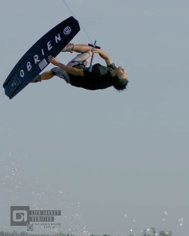 手塚翔太のインスタグラム：「One trick from @obrienwatersports 2020shoot😎🔥 One of my favorite trick to do and late Method Monday!  #Obrien #ShotaValhalla」