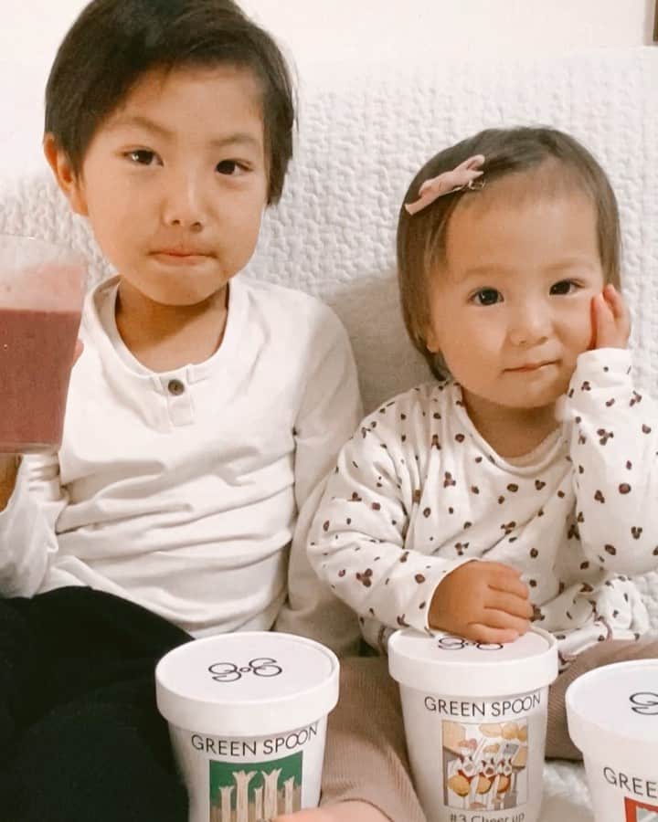 高橋菜摘のインスタグラム：「. 私、スムージーが好きすぎて @vitamix_japan の インストラクター資格持ってるくらい スムージーに関して食材とかのこだわりがあるんだけど 当たり前だけど最近はいい食材買えなくてスーパー行くのも うちで1番免疫力の高そうなパパが行ってるから スムージーなんて出来ない現状だったけど… . @greenspoonjp のスムージーが超最高でした💭 無添加の野菜たちを栄養素が 最大限に摂れるように考えられた組み合わせで 相談した自分の悩み(ダイエット,体質改善などなんでも🙆‍♀️) に合ったメニューが届くの！ 保存料も香料も着色料もなしで そのまま冷凍された状態で届いてそのままミキサーへ😌 簡単で健康な美味しいスムージーが飲めるから 少しでもおうちじかんの癒しに本当におすすめ。 家にずーっと居ると食べてばかりすぎて悩んでたから 私はせっかくだから夕食置き換えたり朝食にしたりしました☑︎ Yummy! . . #スムージー #おうちカフェ #おうちじかん #おうちスムージー #家カフェ #パーソナルスムージー #pr #ヘルシー #ファスティング #置き換えダイエット #ダイエット #健康食品 #冷凍保存 #1歳 #5歳 #男の子ママ #女の子ママ #ベビーモデル募集」