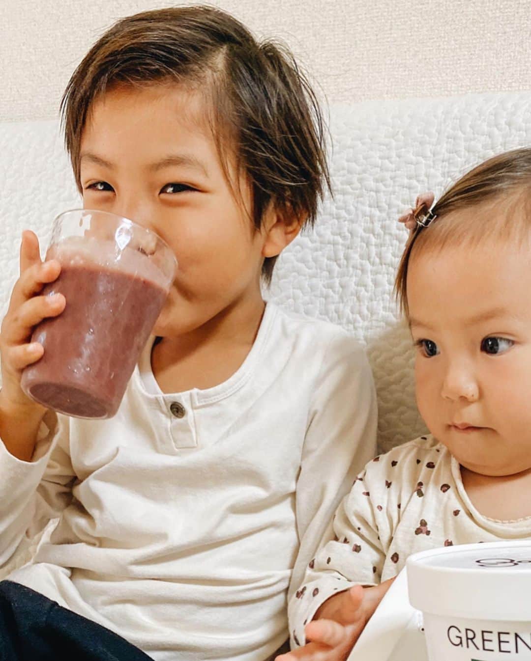 高橋菜摘さんのインスタグラム写真 - (高橋菜摘Instagram)「. 私、スムージーが好きすぎて @vitamix_japan の インストラクター資格持ってるくらい スムージーに関して食材とかのこだわりがあるんだけど 当たり前だけど最近はいい食材買えなくてスーパー行くのも うちで1番免疫力の高そうなパパが行ってるから スムージーなんて出来ない現状だったけど… . @greenspoonjp のスムージーが超最高でした💭 無添加の野菜たちを栄養素が 最大限に摂れるように考えられた組み合わせで 相談した自分の悩み(ダイエット,体質改善などなんでも🙆‍♀️) に合ったメニューが届くの！ 保存料も香料も着色料もなしで そのまま冷凍された状態で届いてそのままミキサーへ😌 簡単で健康な美味しいスムージーが飲めるから 少しでもおうちじかんの癒しに本当におすすめ。 家にずーっと居ると食べてばかりすぎて悩んでたから 私はせっかくだから夕食置き換えたり朝食にしたりしました☑︎ Yummy! . . #スムージー #おうちカフェ #おうちじかん #おうちスムージー #家カフェ #パーソナルスムージー #pr #ヘルシー #ファスティング #置き換えダイエット #ダイエット #健康食品 #冷凍保存 #1歳 #5歳 #男の子ママ #女の子ママ #ベビーモデル募集」4月21日 21時32分 - natsu128