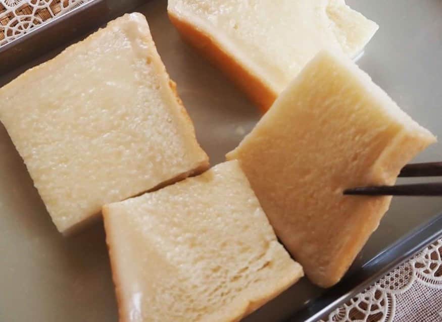 【公式】fumumu（フムム）さんのインスタグラム写真 - (【公式】fumumu（フムム）Instagram)「【甘酒でヘルシーな「フレンチトースト」を作ってみた結果…】 ミルクや卵にパンを浸して作る「フレンチトースト」。甘くてとっても美味しいけど、お砂糖もたくさん使うのでカロリーや糖質はなかなかのもの。 そこで、甘みも自然由来で摂れるという発想のもと、fumumu編集部は甘酒でフレンチトーストを作ってみました！ --- ▶️続きは @fumumunet のリンクで【WEBfumumu】へ  記事URL: https://fumumu.net/150823/  #fumumu #いいね #フォロー #甘酒 #作ってみた #フレンチトースト #おうち時間 #おうちカフェ #シナモン」4月21日 21時33分 - fumumunet