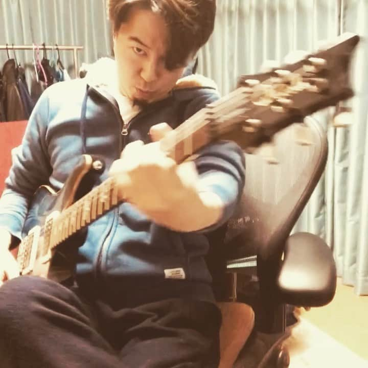 井上裕治のインスタグラム：「#ソロつなぎ MSG 【IN TO THE ARENA】 泣きマス😭😭😭🎸 #guitar  #music  #prs  #paulreedsmith  #player  #awesome  #good  #nice  #love  #smile  #lickwars #talentedmusicans」