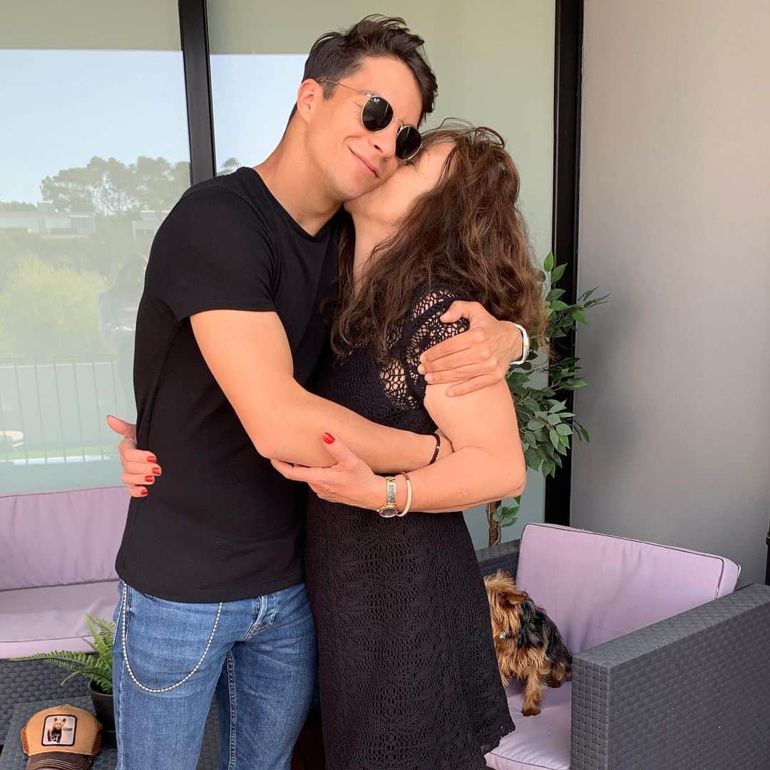 オリベル・トーレスのインスタグラム：「FELICIDADES MAMA❤️ Me gustaría pasar el día contigo, pero te abrazo y te quiero desde la distancia. Gracias por todo. Alguien más quiere felicitar a mi madre?🎁🎊」