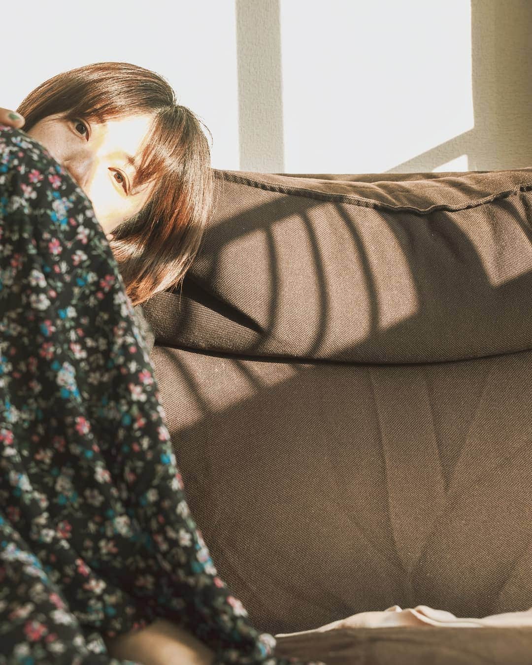 石井寛子さんのインスタグラム写真 - (石井寛子Instagram)「STAY HOME。 わりと楽しい。  そもそも、 朝急かされないのがいい。(笑)  家族は常に3密状態。 母業だけだと わたしは負荷かかるタイプなので  ひとり時間を楽しむ余白みたいなものを 意識的に備え中。  真新しい体験だと オンラインフェス(#blockfes )は イヤホン爆音で、至福すぎる時間だったし  @yukifujishiro_official　ちゃんのヨガも 自分のからだが一回り大きくなった感覚で とても心地よかった！  主人の少年ジャンプ愛に便乗して マンガの世界に没頭中。  大好きなアーティストや、タレントさんの インスタライブも、一日の楽しみ。  そうそう。 愛ちゃんとのインスタライブも 懐かしく楽しい時間だった！！！ （ご視聴いただいた皆様、ありがとうございました） . . 「一日一写」も こんな日のために あったのかなと思うくらい。  心と身体と ほどよいバランスで。 距離感保っていきましょう☺️」4月21日 21時35分 - ishiihiroko