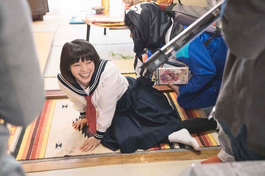 岸井ゆきののインスタグラム：「『浦安鉄筋家族』 テレビや配信サイトで見てくださった方、録画している方、ありがとうございます🙇🏻‍♂️ わたしは今日も元気です！ 家にこもっています。  久しぶりに自転車に乗ったのですが乗り方をね〜わすれてて 自転車に乗るのもゆっくり、踏み込んでから発進するまでもゆっくり しかもまっすぐ進めなくてゆらゆらしてしまい エマージェンシー感がなくて一回カットになったのですが 降り方も忘れててしばらく漕いでいました😃タイヤが大きい！🚲 皆さんに助けてもらいながら笑ってもらいながらの海沿いのシーン！二話でした！  最後の二枚は三話の写真です。 桜が花丸木くんのため奮闘します。是非見てください〜！🌸 三話でいろいろ起きるので終わったらinstagramにあげられる写真が増えるぞ。笑  #浦安鉄筋家族」