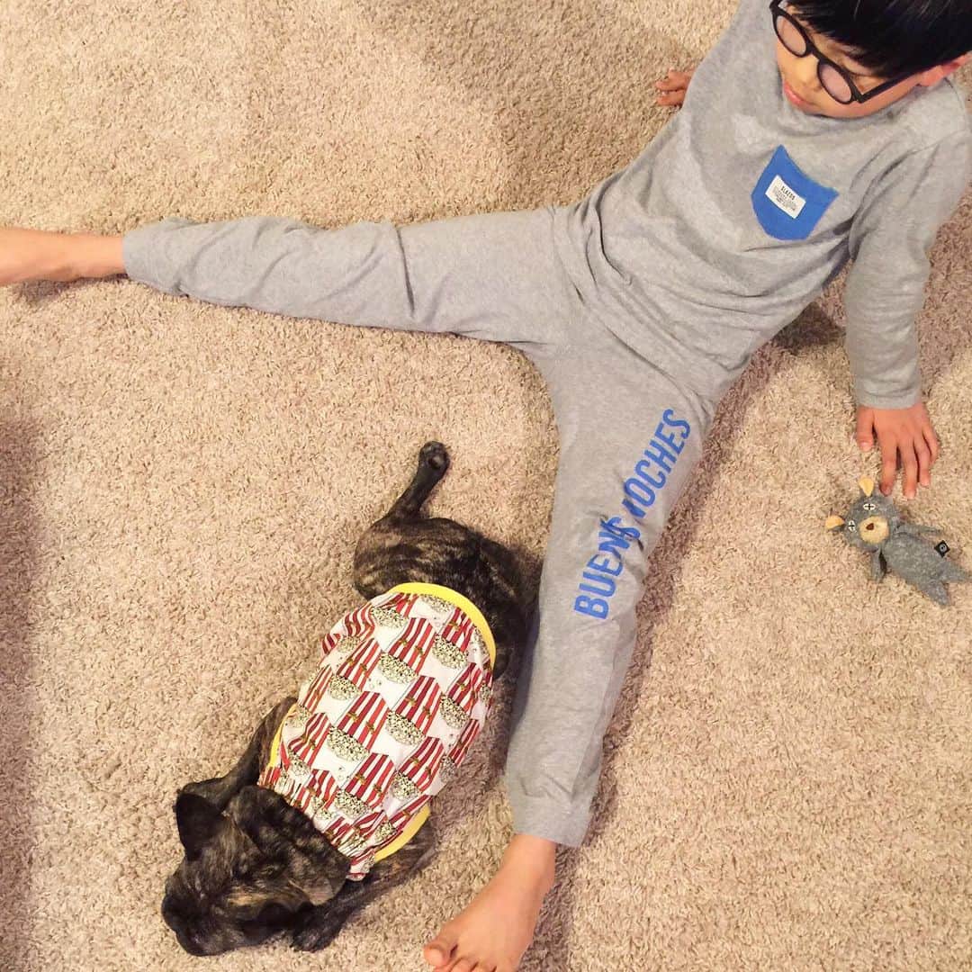 のインスタグラム：「. #glazos #おうち時間 🏠 . 全国的に外出自粛となっている今日この頃、 GLAZOS staffの子供たちも 休校or休園となり、自宅で過ごす時間が増えています😌 . おうちでのゆるっとリラックスコーデにも GLAZOSアイテムおすすめです◎ #ルームウェア もご用意してます♩ . 写真のStaff kidsは 今年から#6年生 👦（1枚目/2枚目） タブレットで#オンライン で友達と会ってみたり . ルームウェアでまったり#ストレッチ などして過ごしているようです〜☺️✨ . 新作なども随時入荷しておりますので、 ぜひチェックしてみてください〜◎ . ☝️在庫のある商品は投稿にリンクしております🙇‍♀️ . . #glazos #boy #男の子 #春 #2020 #spring #ブランド #小学生 #キッズブランド  #boy #小学生コーデ #小学生男子  #おうちコーデ #中学生男子 #小5 #小6 #小2 #キッズファッション #男の子ママ #男子 #小学生 #休校 #おうち時間を楽しむ #stayhome」