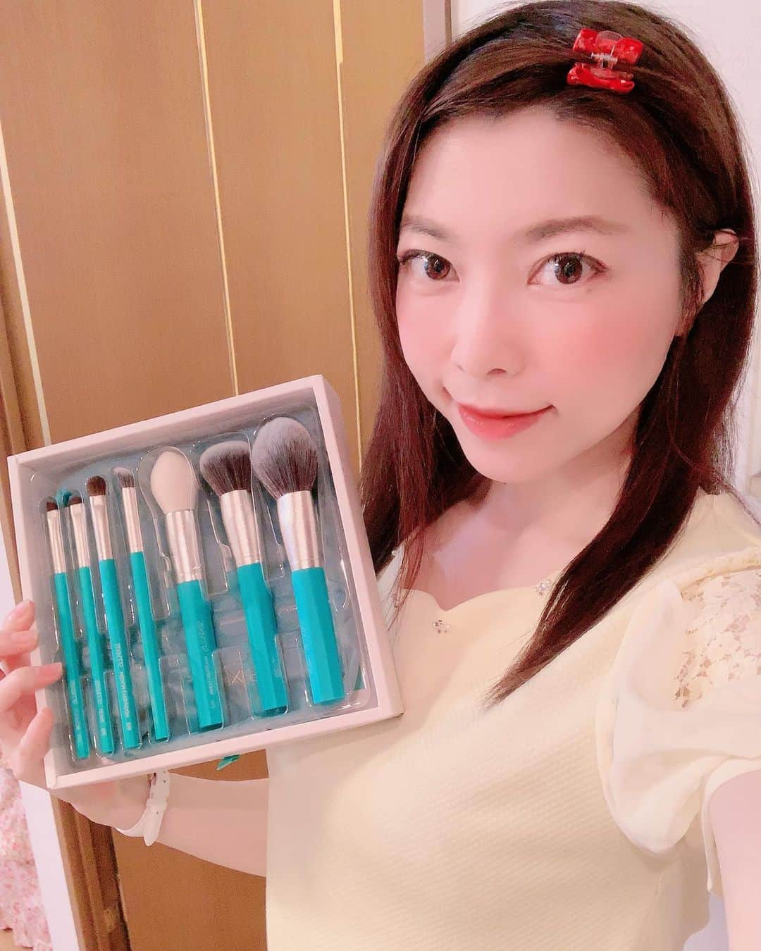 DJ MIYAさんのインスタグラム写真 - (DJ MIYAInstagram)「やっほにゃーん❤️元気？(^ ^)インスタでも話題のMakeup BrushのSIXPLUSさんから、新作ー！八角メイクブラシ 7本を送って頂きましたーぁぁ❤️❤️❤️ .  めっちゃblueっぽいgreenのデザインが可愛すぎてきゅーん⭐︎(o^^o) . designerはRussiaのバロック様式の建築物から得たインスピレーションでこのブラシセットをデザインされたのだそうです❤️ .  Eyemakeも、このbrushでpinkのgradationもやってみたぁ💗 . Cheekにも、柔らかくて粉が均一に付けやすい💗 ふわふわー！ .  持っているだけで、テンションが上がってきます❤️(^ ^) 素敵なMake brushをありがとうございます😊💗 .  @sixpluscosmeticsjapan  @sixpluscosmetics . .  #PR #SIXPLUS #SIXPLUSブラシ #メイクブラシ  #コスメ #美容 #コスメ好き #メイク好き #メークアップ #メイク大好き #コスメマニア #美容マニア #今日のコーデ #今日のメイク #メイク #メイクアップ #コスメブロガー #旅インスタグラマー #インスタグラマー #インフルエンサー #旅ブロガー #美容ブロガー #コーディネート #今日のコーディネート #インフルエンサー #ビュースタグラマー #ビューティー #楽天市場  #メイクブラシセット #makebrush #フェイスブラシ」4月21日 21時46分 - dj_miya