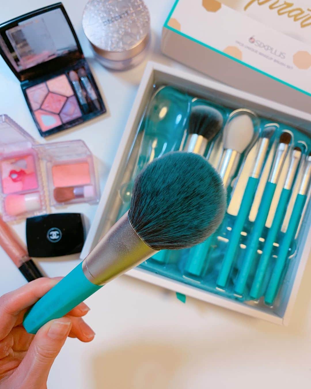DJ MIYAさんのインスタグラム写真 - (DJ MIYAInstagram)「やっほにゃーん❤️元気？(^ ^)インスタでも話題のMakeup BrushのSIXPLUSさんから、新作ー！八角メイクブラシ 7本を送って頂きましたーぁぁ❤️❤️❤️ .  めっちゃblueっぽいgreenのデザインが可愛すぎてきゅーん⭐︎(o^^o) . designerはRussiaのバロック様式の建築物から得たインスピレーションでこのブラシセットをデザインされたのだそうです❤️ .  Eyemakeも、このbrushでpinkのgradationもやってみたぁ💗 . Cheekにも、柔らかくて粉が均一に付けやすい💗 ふわふわー！ .  持っているだけで、テンションが上がってきます❤️(^ ^) 素敵なMake brushをありがとうございます😊💗 .  @sixpluscosmeticsjapan  @sixpluscosmetics . .  #PR #SIXPLUS #SIXPLUSブラシ #メイクブラシ  #コスメ #美容 #コスメ好き #メイク好き #メークアップ #メイク大好き #コスメマニア #美容マニア #今日のコーデ #今日のメイク #メイク #メイクアップ #コスメブロガー #旅インスタグラマー #インスタグラマー #インフルエンサー #旅ブロガー #美容ブロガー #コーディネート #今日のコーディネート #インフルエンサー #ビュースタグラマー #ビューティー #楽天市場  #メイクブラシセット #makebrush #フェイスブラシ」4月21日 21時46分 - dj_miya