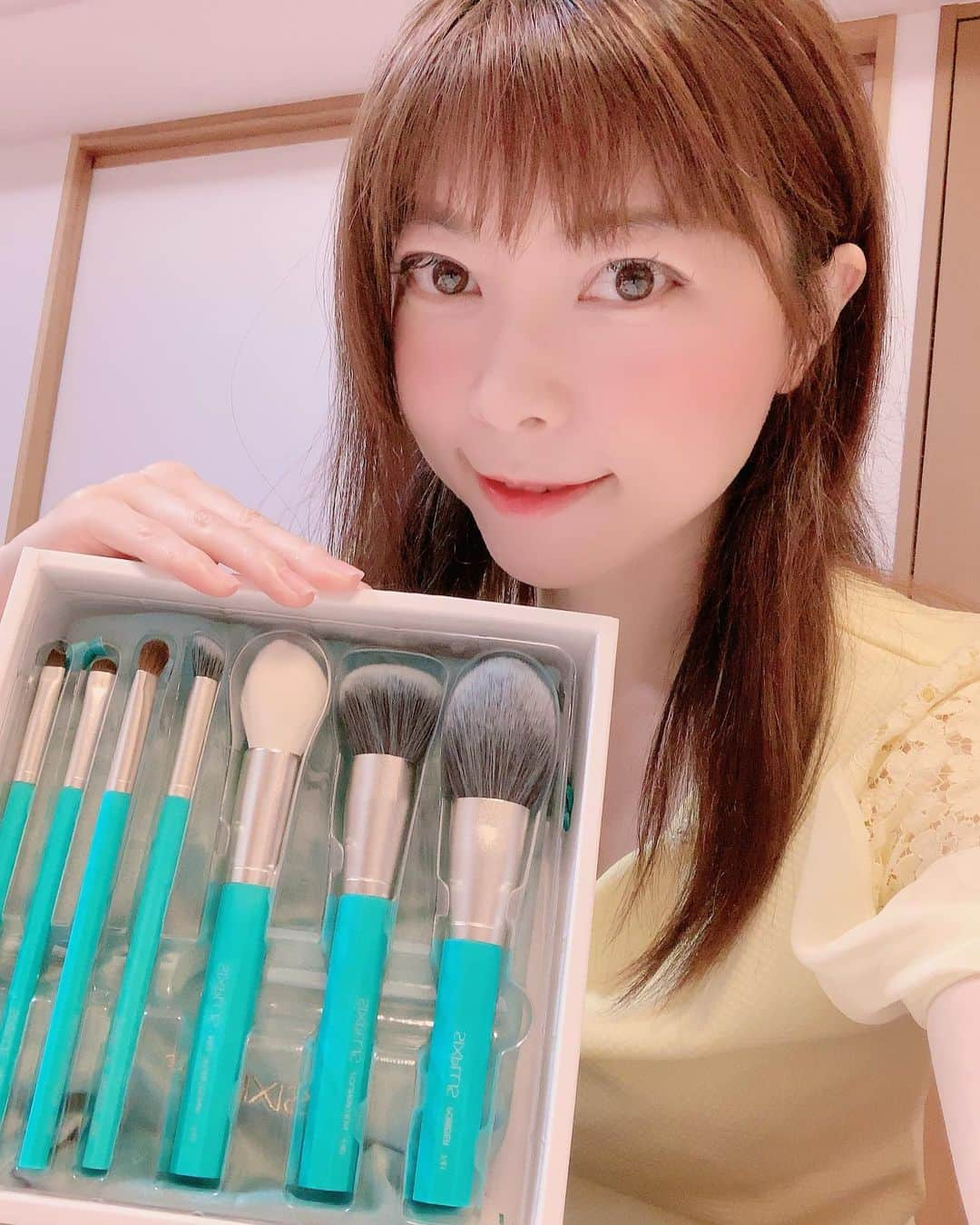 DJ MIYAさんのインスタグラム写真 - (DJ MIYAInstagram)「やっほにゃーん❤️元気？(^ ^)インスタでも話題のMakeup BrushのSIXPLUSさんから、新作ー！八角メイクブラシ 7本を送って頂きましたーぁぁ❤️❤️❤️ .  めっちゃblueっぽいgreenのデザインが可愛すぎてきゅーん⭐︎(o^^o) . designerはRussiaのバロック様式の建築物から得たインスピレーションでこのブラシセットをデザインされたのだそうです❤️ .  Eyemakeも、このbrushでpinkのgradationもやってみたぁ💗 . Cheekにも、柔らかくて粉が均一に付けやすい💗 ふわふわー！ .  持っているだけで、テンションが上がってきます❤️(^ ^) 素敵なMake brushをありがとうございます😊💗 .  @sixpluscosmeticsjapan  @sixpluscosmetics . .  #PR #SIXPLUS #SIXPLUSブラシ #メイクブラシ  #コスメ #美容 #コスメ好き #メイク好き #メークアップ #メイク大好き #コスメマニア #美容マニア #今日のコーデ #今日のメイク #メイク #メイクアップ #コスメブロガー #旅インスタグラマー #インスタグラマー #インフルエンサー #旅ブロガー #美容ブロガー #コーディネート #今日のコーディネート #インフルエンサー #ビュースタグラマー #ビューティー #楽天市場  #メイクブラシセット #makebrush #フェイスブラシ」4月21日 21時46分 - dj_miya