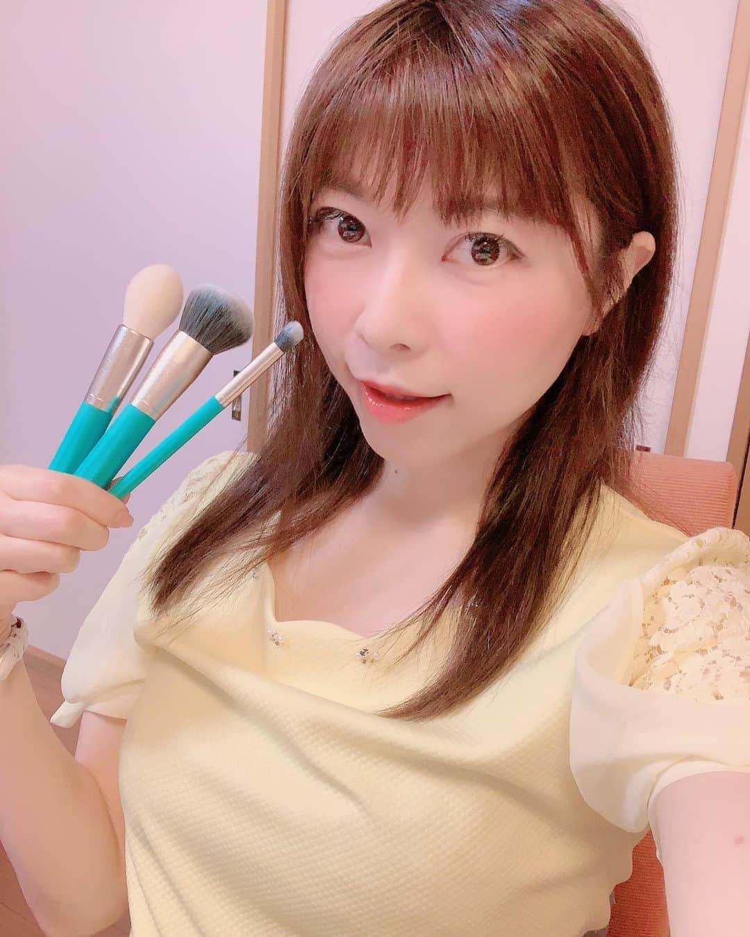 DJ MIYAさんのインスタグラム写真 - (DJ MIYAInstagram)「やっほにゃーん❤️元気？(^ ^)インスタでも話題のMakeup BrushのSIXPLUSさんから、新作ー！八角メイクブラシ 7本を送って頂きましたーぁぁ❤️❤️❤️ .  めっちゃblueっぽいgreenのデザインが可愛すぎてきゅーん⭐︎(o^^o) . designerはRussiaのバロック様式の建築物から得たインスピレーションでこのブラシセットをデザインされたのだそうです❤️ .  Eyemakeも、このbrushでpinkのgradationもやってみたぁ💗 . Cheekにも、柔らかくて粉が均一に付けやすい💗 ふわふわー！ .  持っているだけで、テンションが上がってきます❤️(^ ^) 素敵なMake brushをありがとうございます😊💗 .  @sixpluscosmeticsjapan  @sixpluscosmetics . .  #PR #SIXPLUS #SIXPLUSブラシ #メイクブラシ  #コスメ #美容 #コスメ好き #メイク好き #メークアップ #メイク大好き #コスメマニア #美容マニア #今日のコーデ #今日のメイク #メイク #メイクアップ #コスメブロガー #旅インスタグラマー #インスタグラマー #インフルエンサー #旅ブロガー #美容ブロガー #コーディネート #今日のコーディネート #インフルエンサー #ビュースタグラマー #ビューティー #楽天市場  #メイクブラシセット #makebrush #フェイスブラシ」4月21日 21時46分 - dj_miya