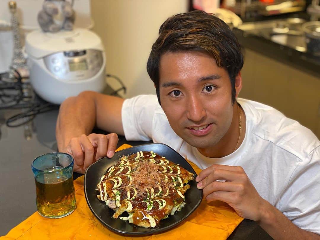 のインスタグラム：「お好み焼き作ってみました🤤  #cooking  #okonomiyaki  #お好み焼き  #料理  #料理男子  #料理男子を増やそう #プロテニスプレイヤー  #内山靖崇」