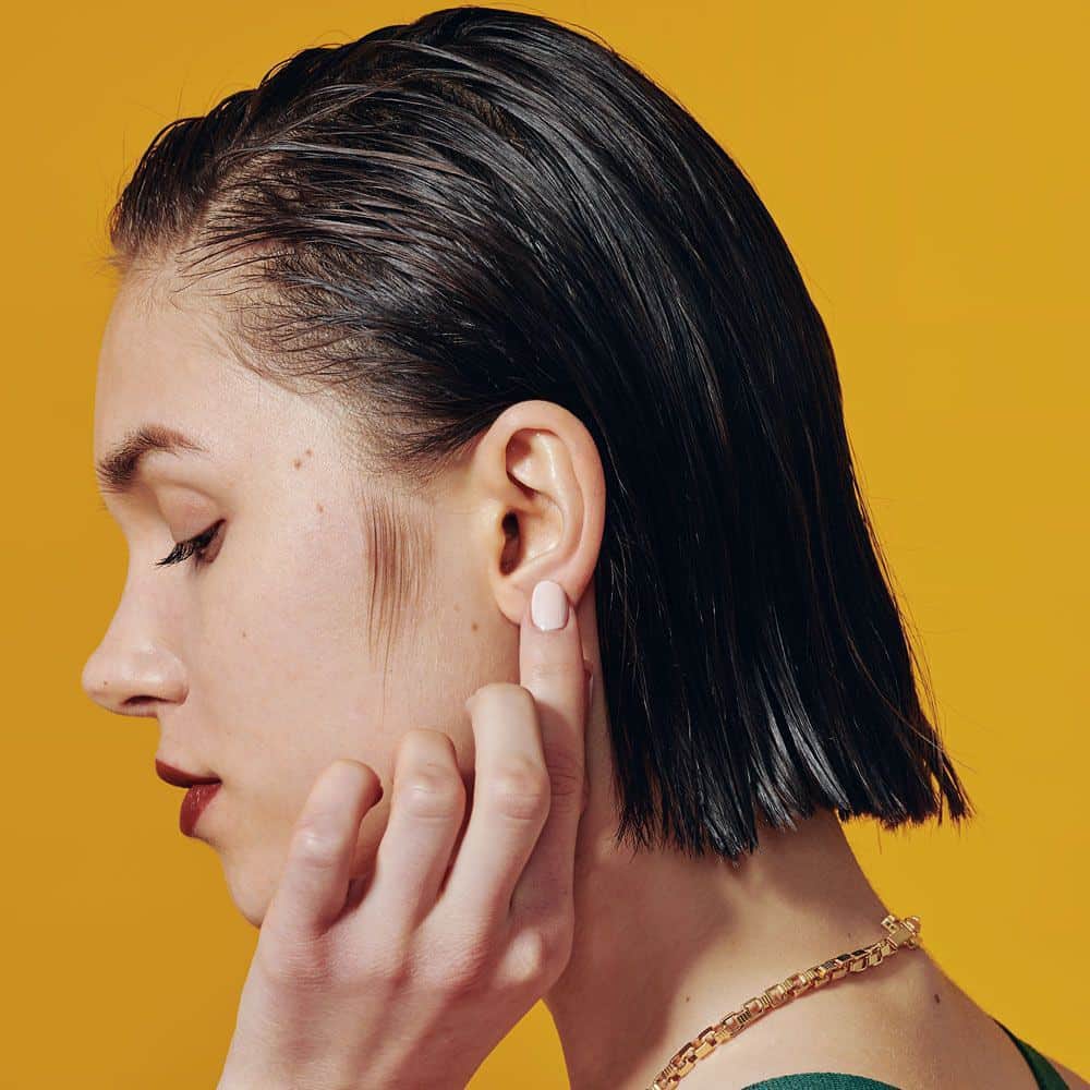 のインスタグラム：「紫外線の季節！⠀ マイクロパーツまでしっかりガード😎⠀ 〈Ear & Neck〉⠀ 見落としがちで、意外に真っ赤に焼けてしまいやすいのが耳のフチやうなじ。⠀ 顔に塗るタイミングでしっかりカバーしておくべき。⠀ ⠀ 夏に“あるある”な1週間スケジュールに沿って、ベストな回避テクニックを紹介しているよ🌞⠀ 詳しくは現在発売中のGINZA5月号をチェックしてくしてね。⠀ @ginzamagazine⠀ ⠀ #ginzamagazine #UVcare #sunprotect #UVケア #日焼け対策」