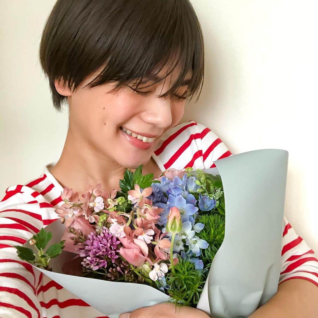 石川瑠利子のインスタグラム：「. . OPERAの春の限定色をつけてみたよ💄✨ . 1枚目はリップティントの「オレンジリリー」 2枚目はリップスティックの「クリアライラック」を🥳 透ける花色リップなのでマネージャーさんから届いたお花と撮ってみたり💐💕 .  タグ付けから飛べるので良かったら参考にしてね💋💋💋 . . #cosme #instabeauty #flower #オペラリップティント #operacosmetics #透ける花色リップ #PR #オペラシアーリップ #おうちじかん」