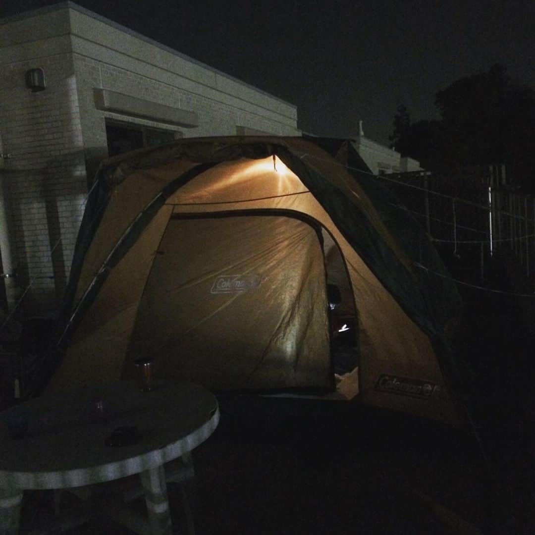 松田洋治のインスタグラム：「今夜はキャンプ。 風呂、電源、Wi-fi完備。 ベランダキャンプは軟派。」