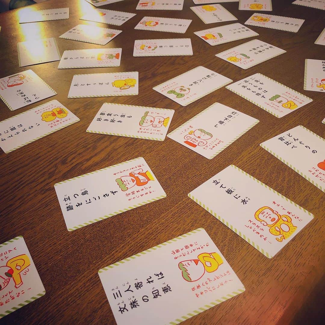白木夏子さんのインスタグラム写真 - (白木夏子Instagram)「先日コストコで入手した「ことわざかるた」、こちらも白熱するカードゲーム。勉強にもなって一石二鳥🕊🕊修造かるたもこの際欲しい🔥熱い心でコロナを焼き尽くせ🔥」4月21日 22時10分 - natsukoshiraki