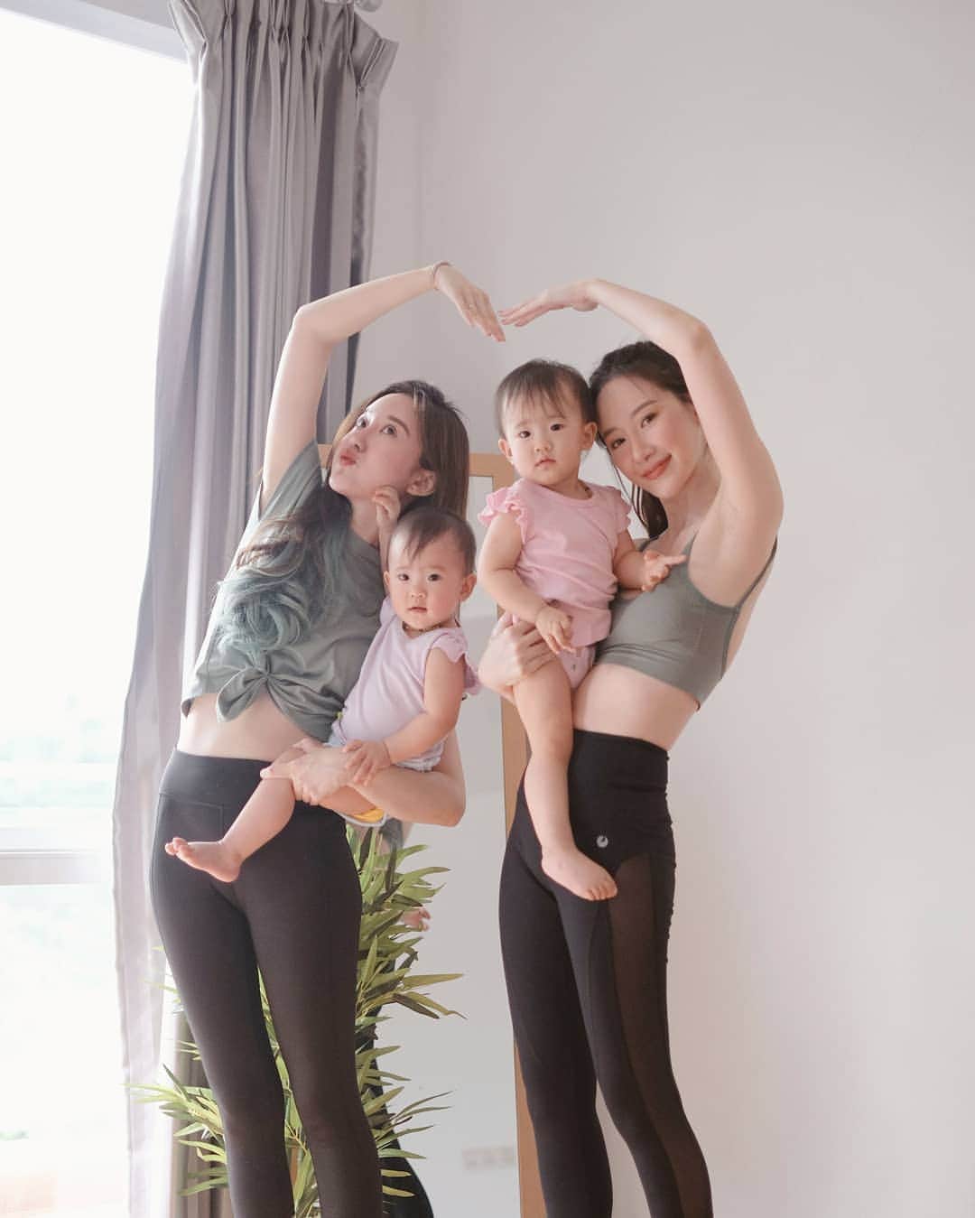 エリッサ・ヤマダのインスタグラム：「Selamat Hari Kartini! Here's hoping Arwen&Arya grow up to be Kartini Masa Kini ☺👭🏻💘 . #KartiniMasaKini pastinya punya nilai kemanusiaan yang tinggi dan semangat juang yang nggak gampang luntur. Seperti dalam perjuangan melawan pandemi COVID-19, #KartiniMasaKini akan berjuang untuk meratakan kurva (flatten the curve). Salah satunya dengan menjaga kesehatan pribadi walaupun #dirumahaja, karena kalau kita jatuh sakit, makin banyak yang harus dirawat, makin besar beban para tenaga medis, dan makin banyak pasien yang tidak bisa mendapatkan perawatan.  Oleh karena itu, yuk, kita semua jangan lupa jaga kesehatan setiap hari, dengan #gerakdirumah, makan makanan yang bergizi, minum air putih yang banyak, dan istirahat yang cukup. Ini semua terbukti dapat mengurangi resiko berbagai penyakit 😊  Just like what R.A Kartini said, "Habis gelap, terbitlah terang 🕯" —semoga kita semua bisa keluar dari masa pandemi ini dengan jiwa dan raga yang sehat ✨ _ Btw, khusus untuk merayakan #HariKartini, @dapurfit is giving away a Special Discount 21% OFF for ladies only! Berlaku untuk pembelian semua paket sampai tanggal 30 April 2020. Walaupun di rumah aja, let’s #StayHealthy with @dapurfit! 💃🏻😋🍱 . #StaySafeStayHealthy #FitAtHome #SelfCare #KartiniDay #SelamatHariKartini」